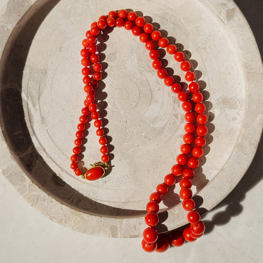 Coral chain with a luxurious 750 gold closure