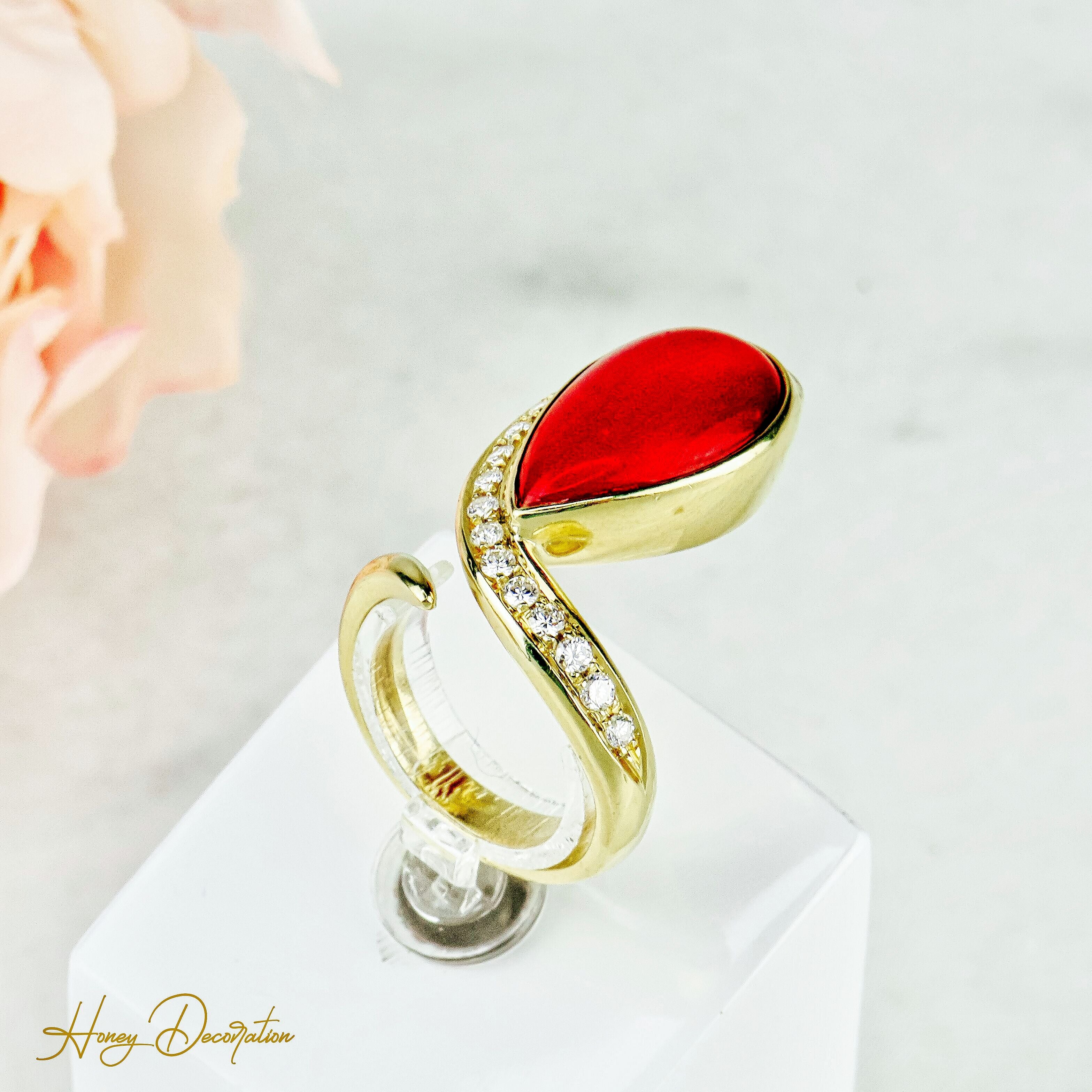 Ring 18 Karat Gold mit Koralle und Brillanten
