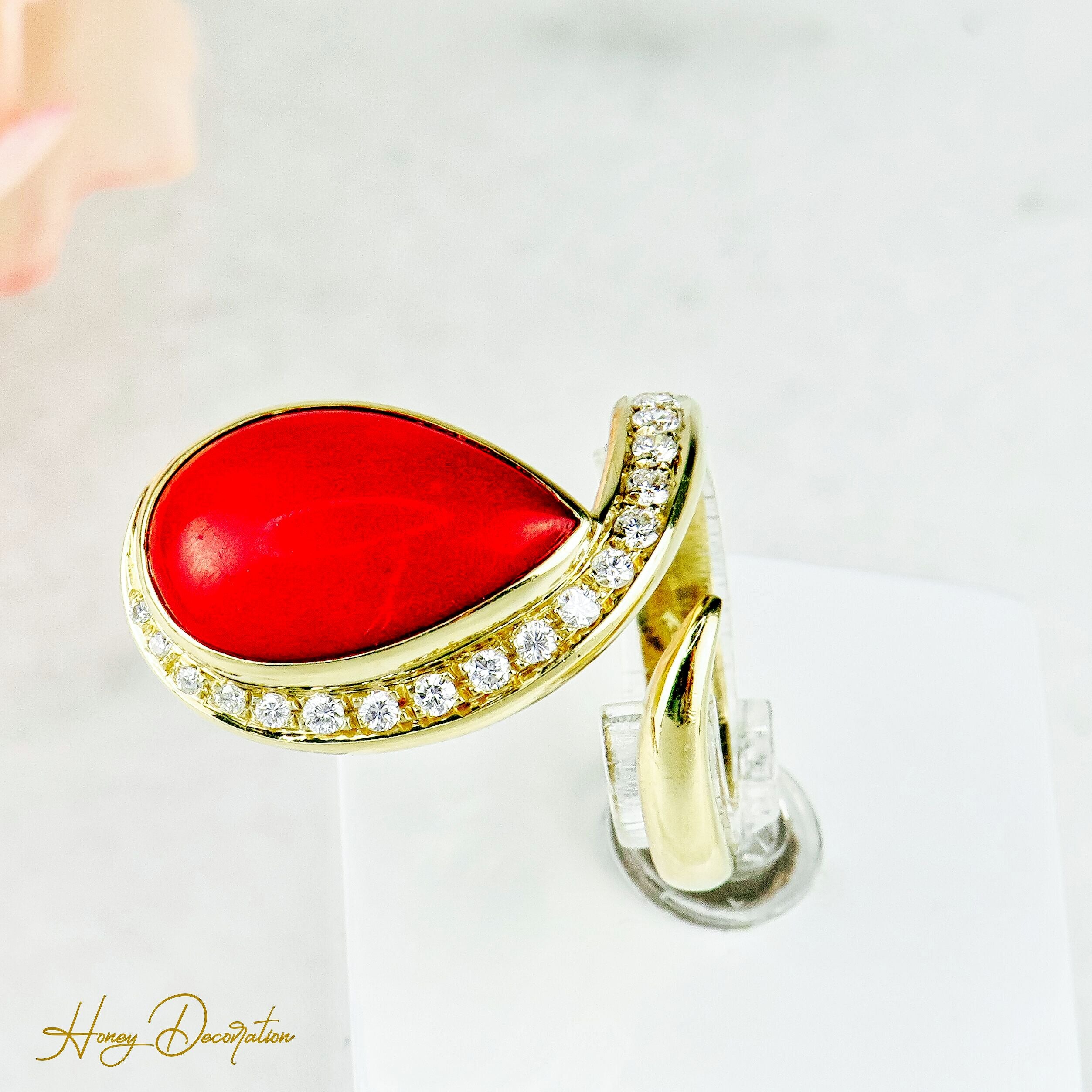 Ring 18 Karat Gold mit Koralle und Brillanten