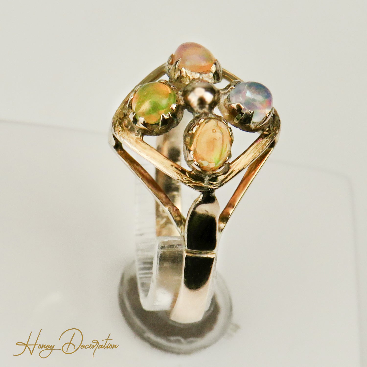 14 Karat Goldring with small opals - fine details