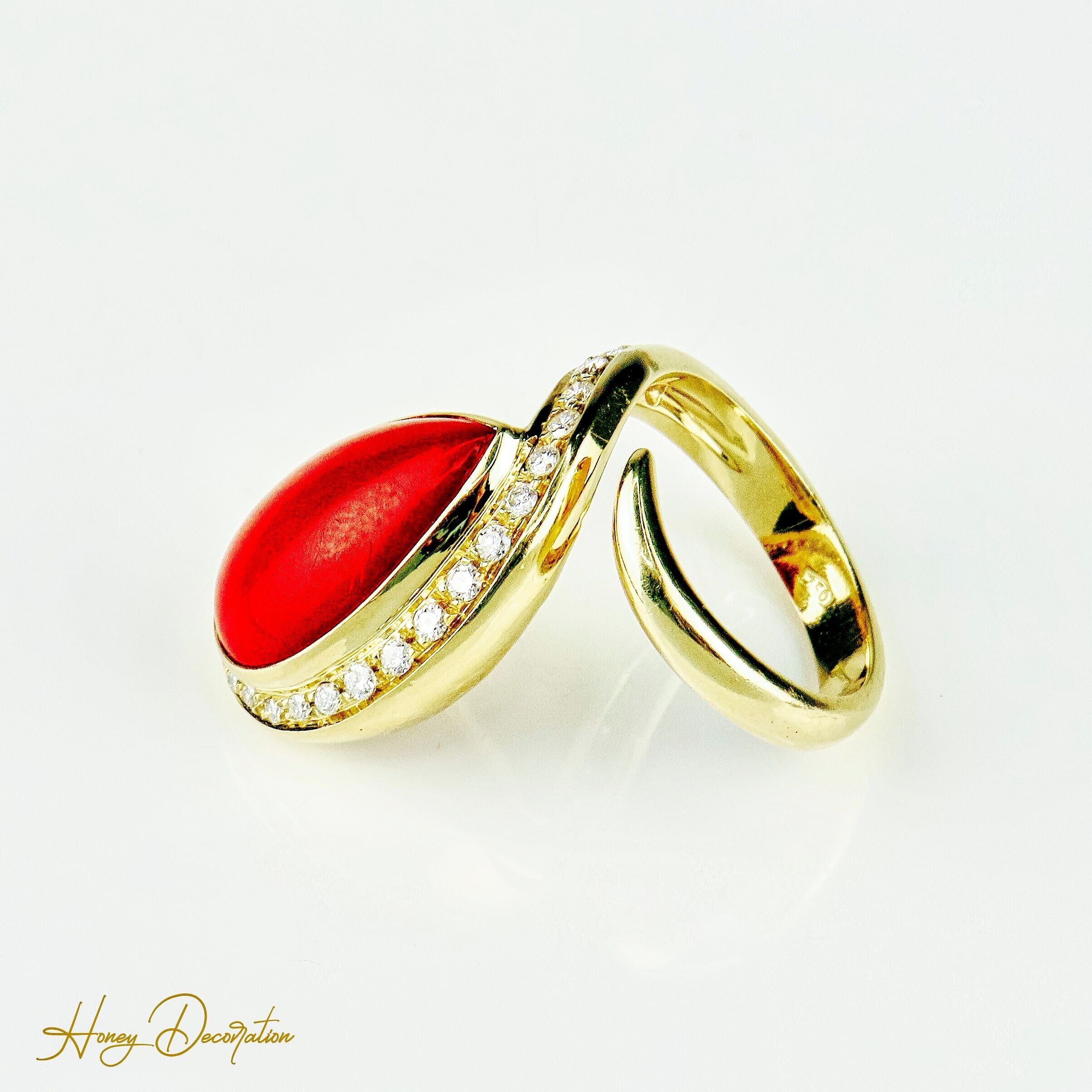 Ring 18 Karat Gold mit Koralle und Brillanten