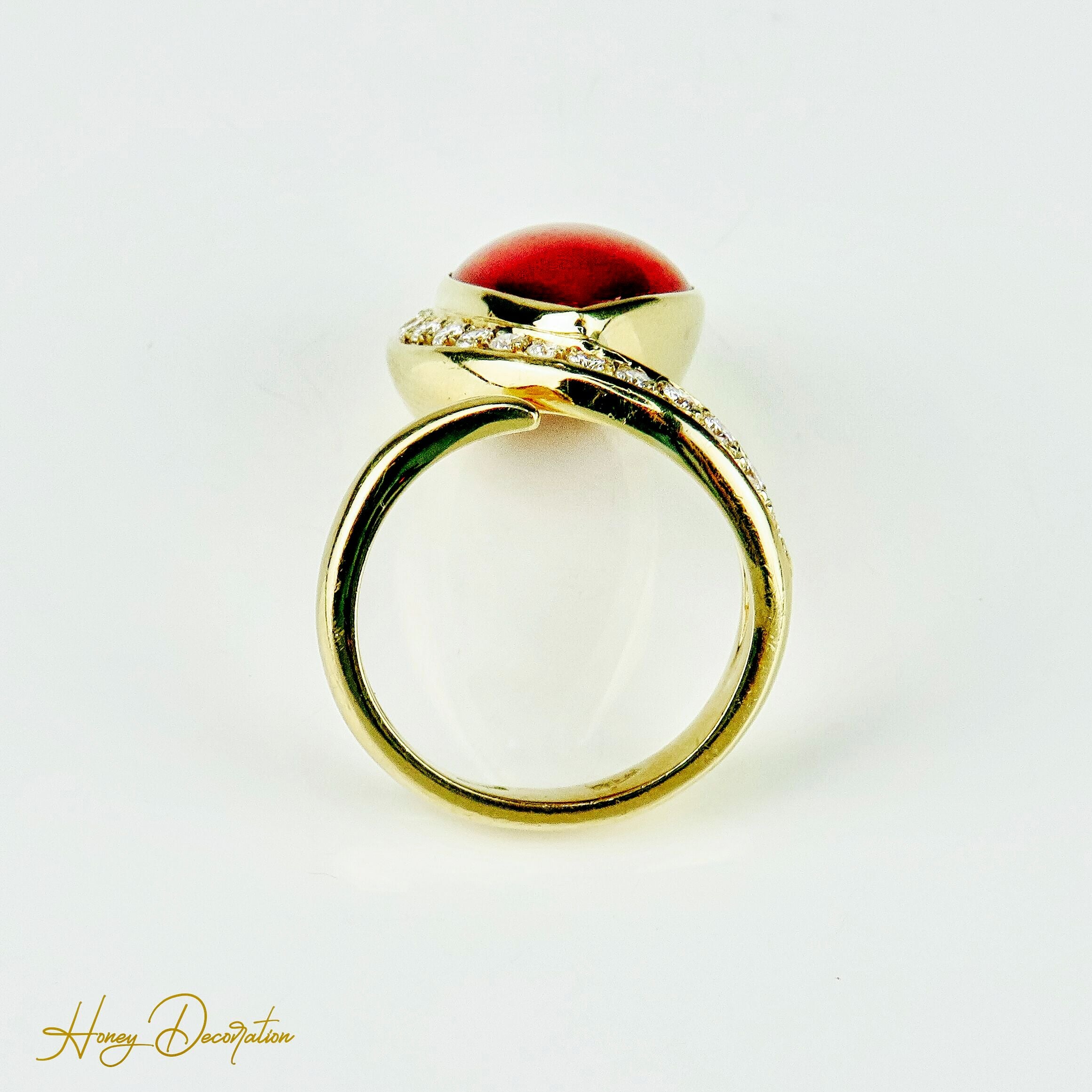 Ring 18 Karat Gold mit Koralle und Brillanten
