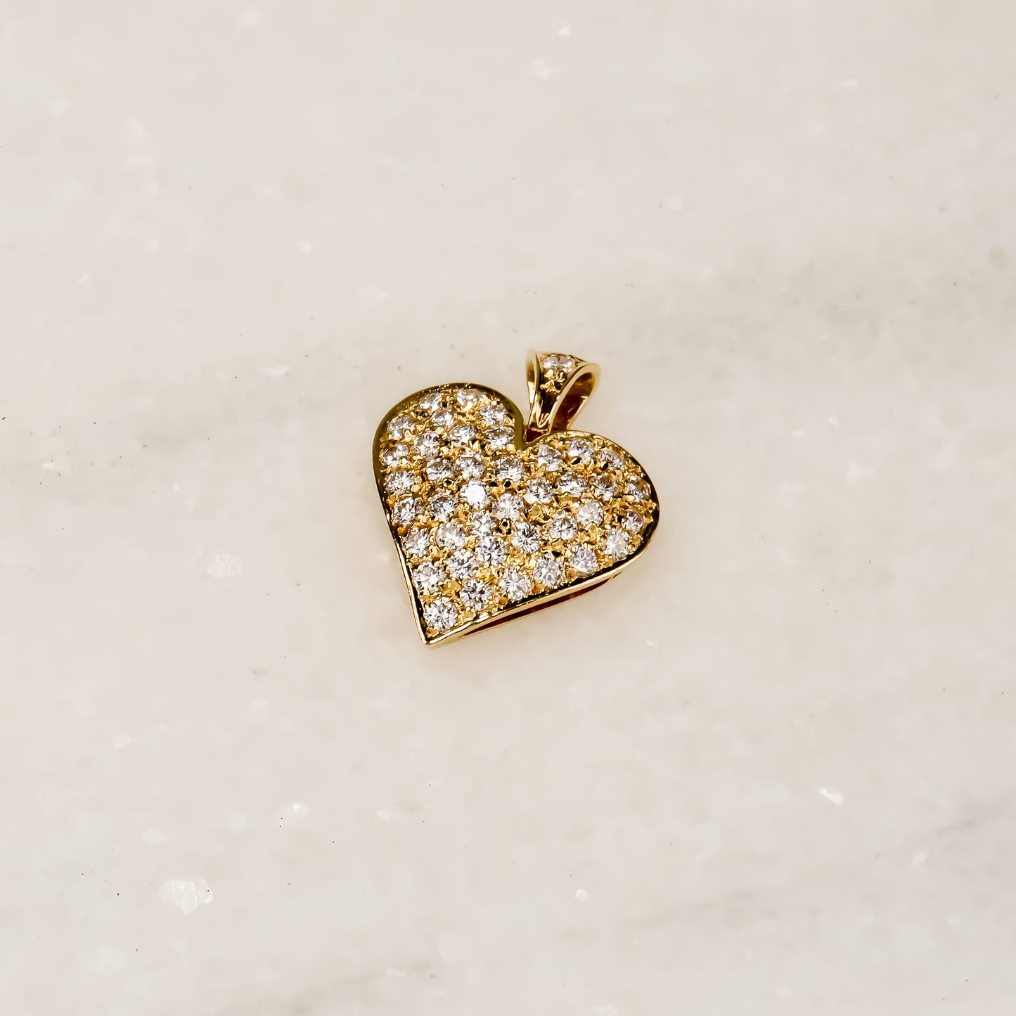 Fantastic heart pendant with brilliantly 18 karat gold