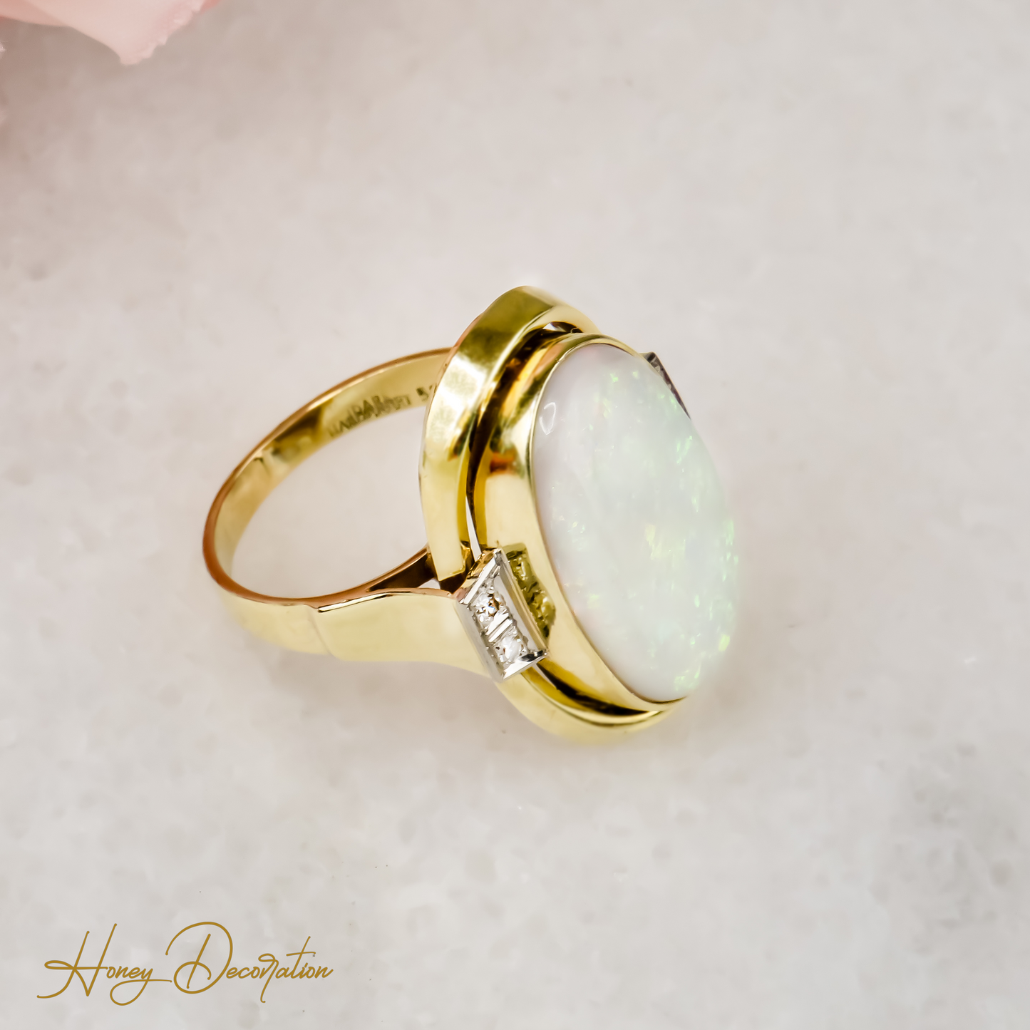 Magnificent opal ring made of 14 karat gold
