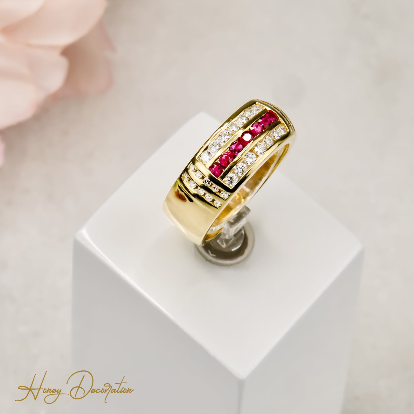 Magnificent ruby ​​ring from 18 carat gold with diamonds