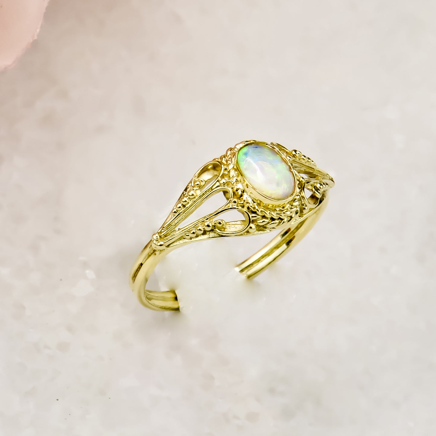 Opal ring made of 14 karat gold