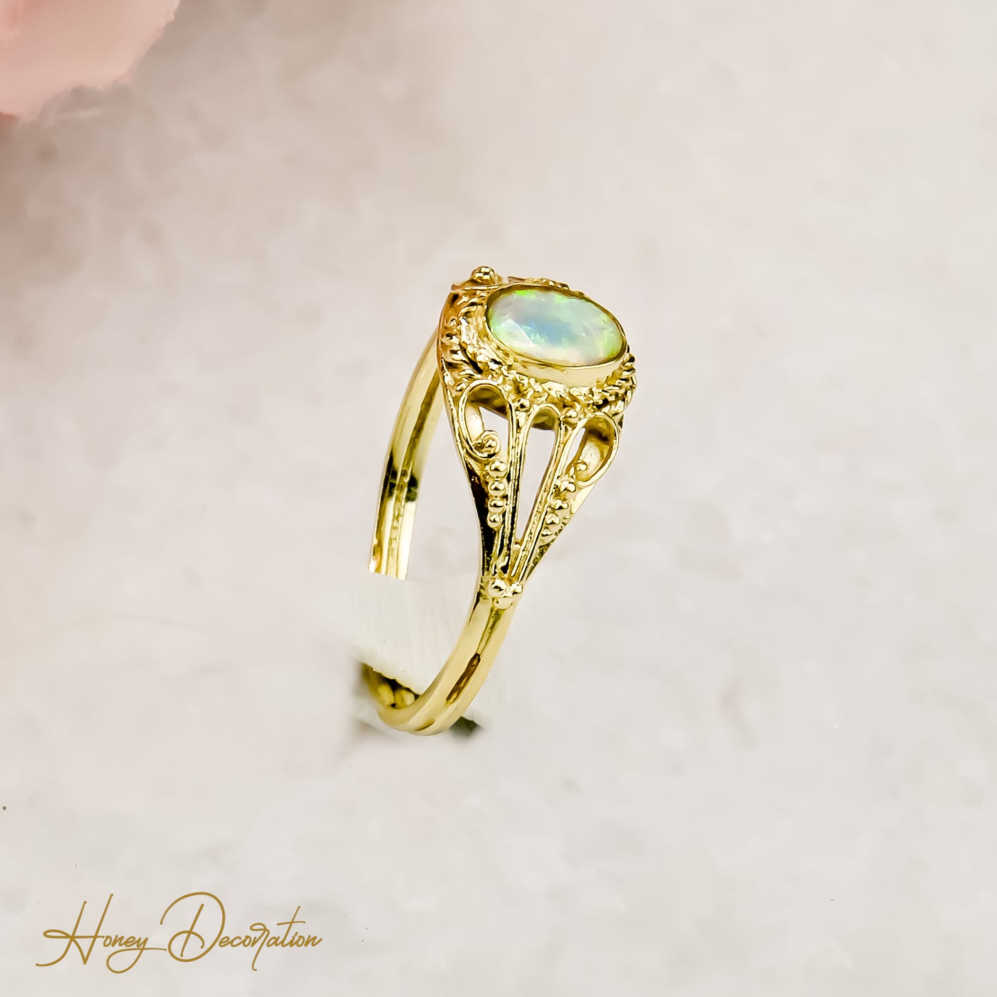 Opal ring made of 14 karat gold