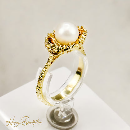 Elegant pearl ring made of 14 karat gold