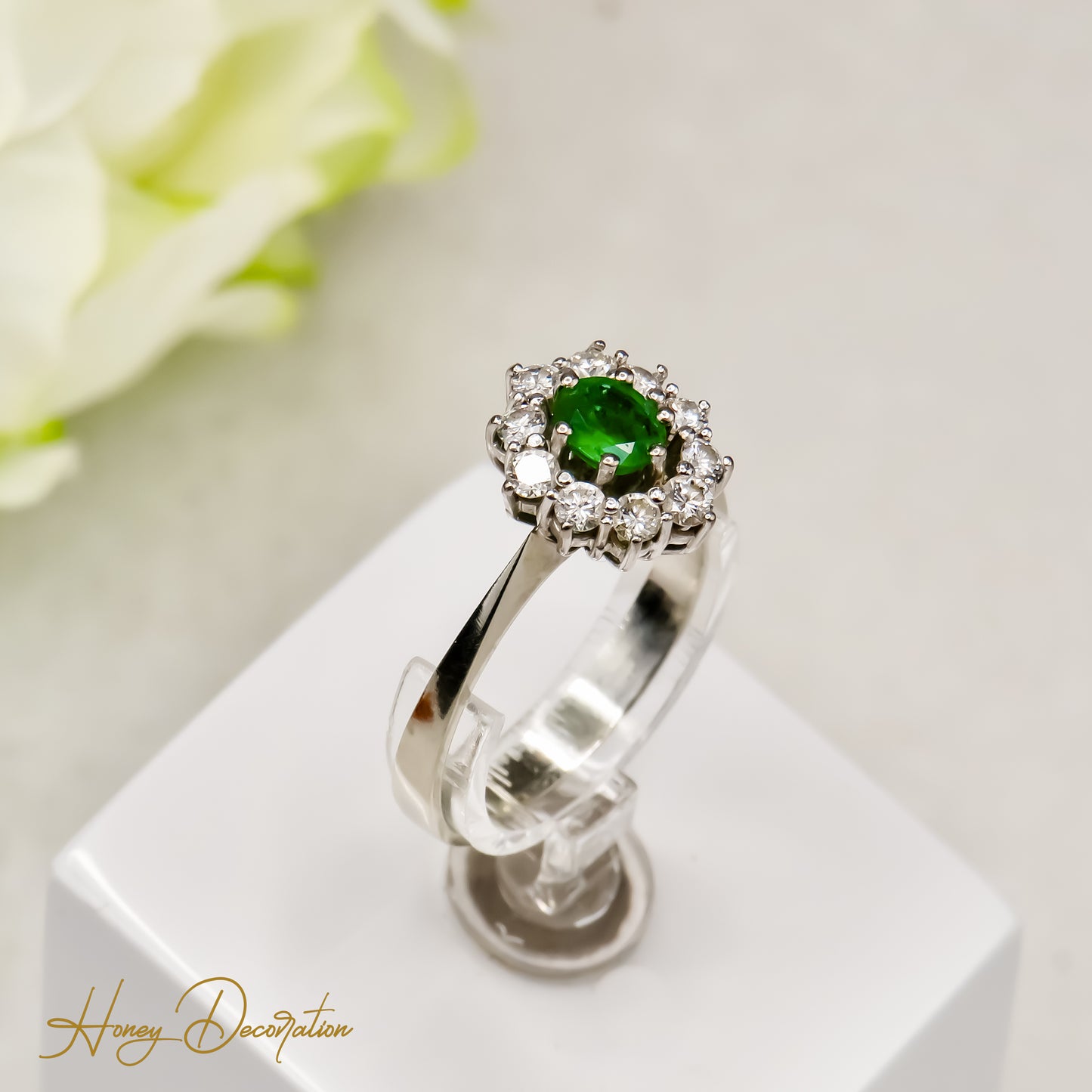 Entourage ring with emerald & brilliant from 18 karat gold