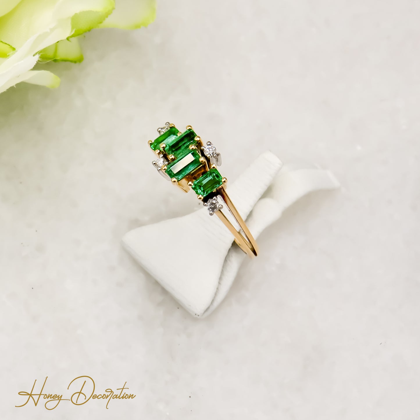 Enchanting emerald ring from 18 karat gold