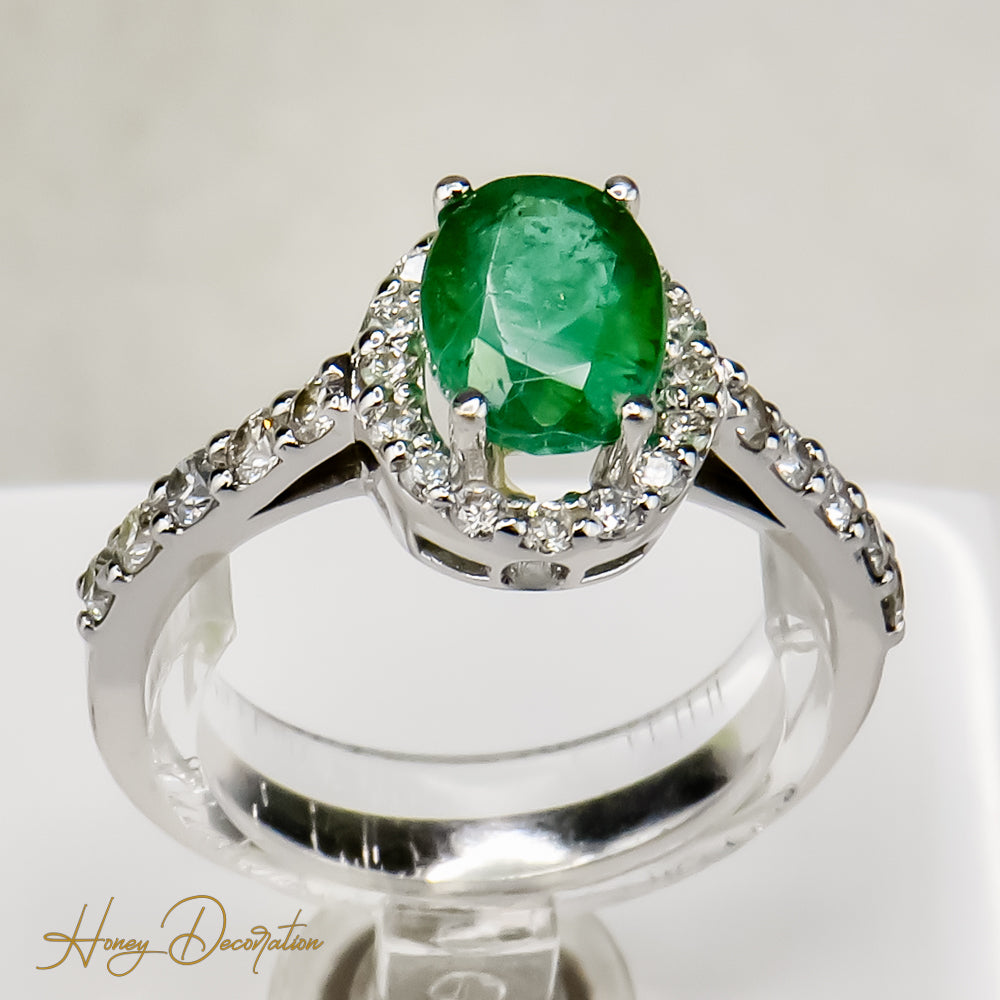 Vintage emerald ring with brilliantly white gold