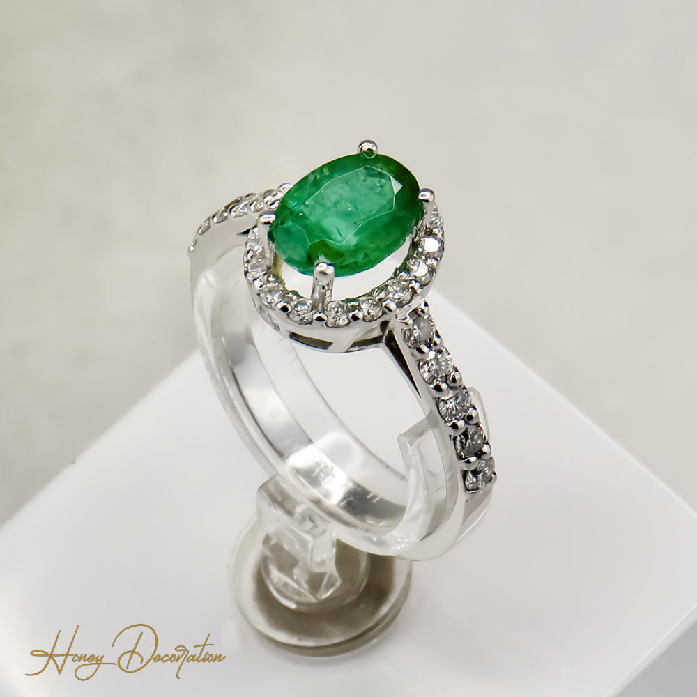 Vintage emerald ring with brilliantly white gold