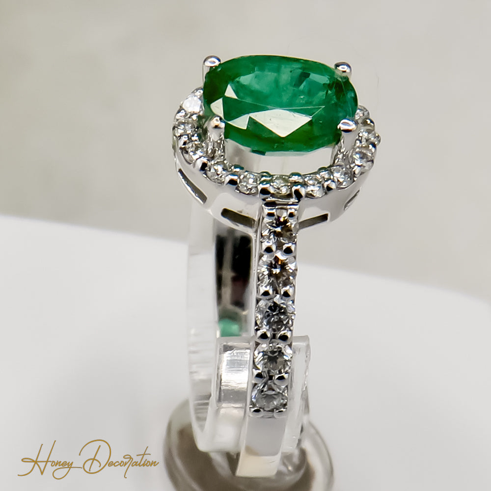 Vintage emerald ring with brilliantly white gold