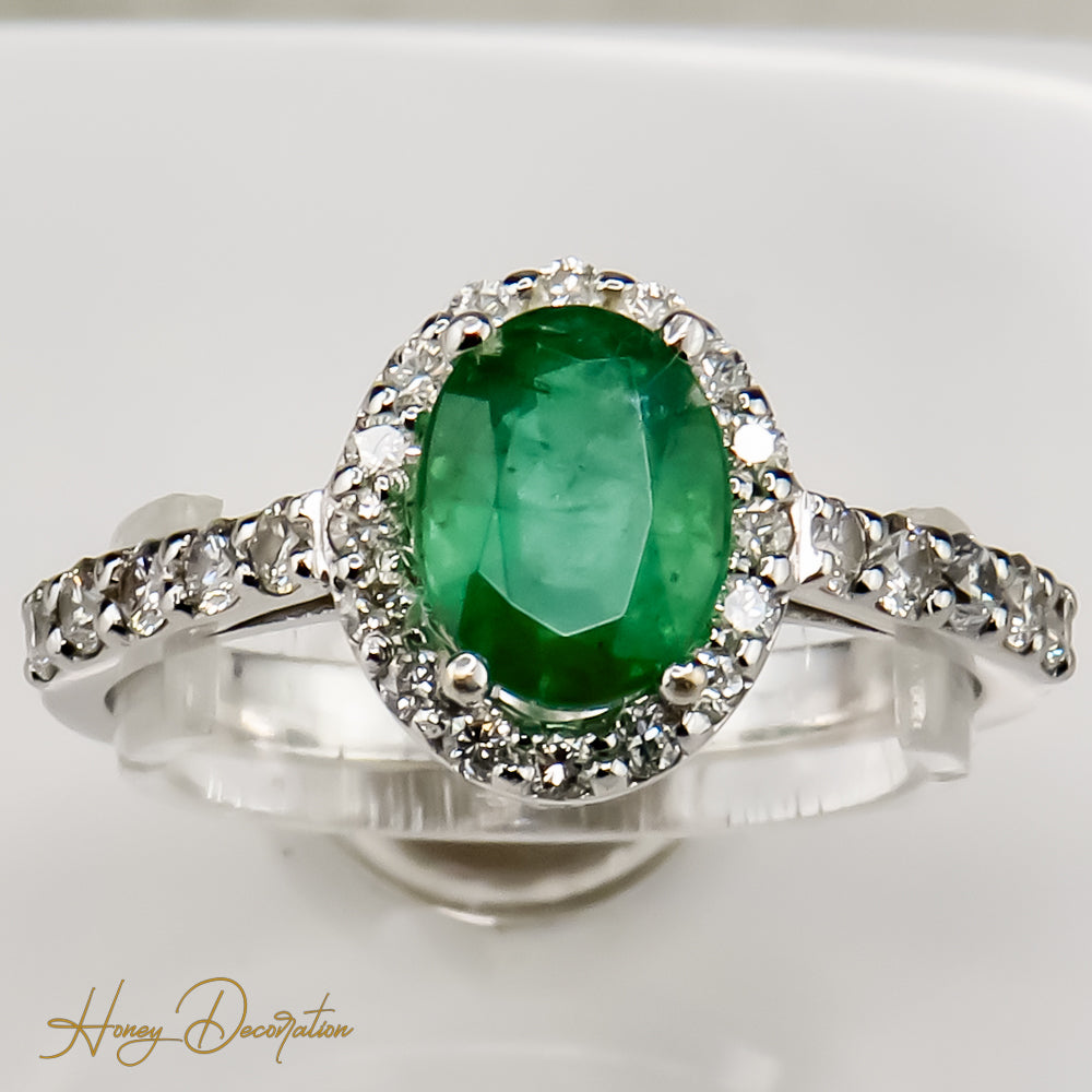 Vintage emerald ring with brilliantly white gold