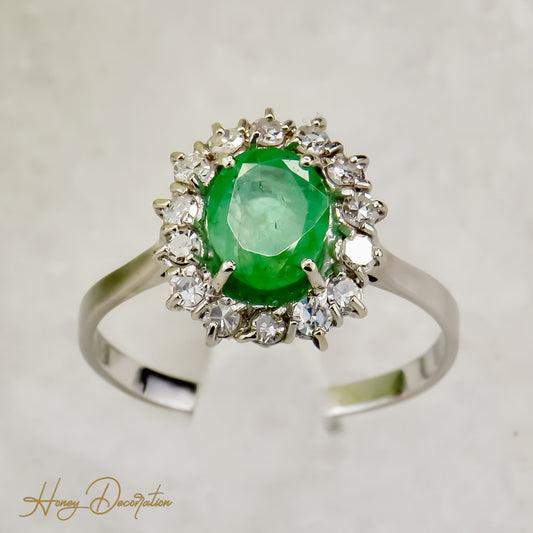 Luxuriöser Smaragd-Ring aus 750 Weißgold