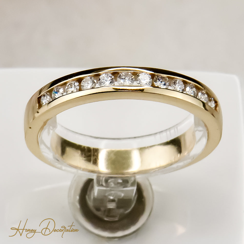 Elegant half memory ring made of 14 carat yellow gold
