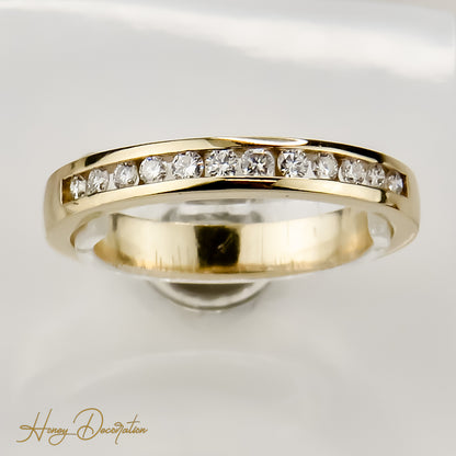 Elegant half memory ring made of 14 carat yellow gold