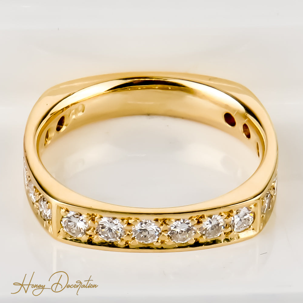 18 Karat Memory Ring occupied with magnificent diamonds