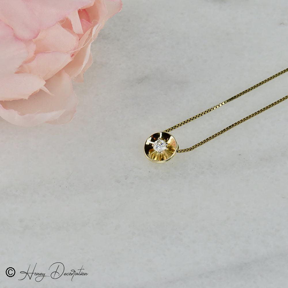 Eleganter Gold-Anhänger mit Brillant-Solitär - Honey Decoration