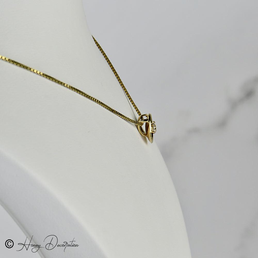 Eleganter Gold-Anhänger mit Brillant-Solitär - Honey Decoration