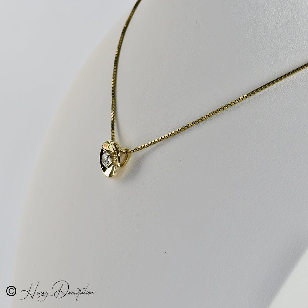 Eleganter Gold-Anhänger mit Brillant-Solitär - Honey Decoration