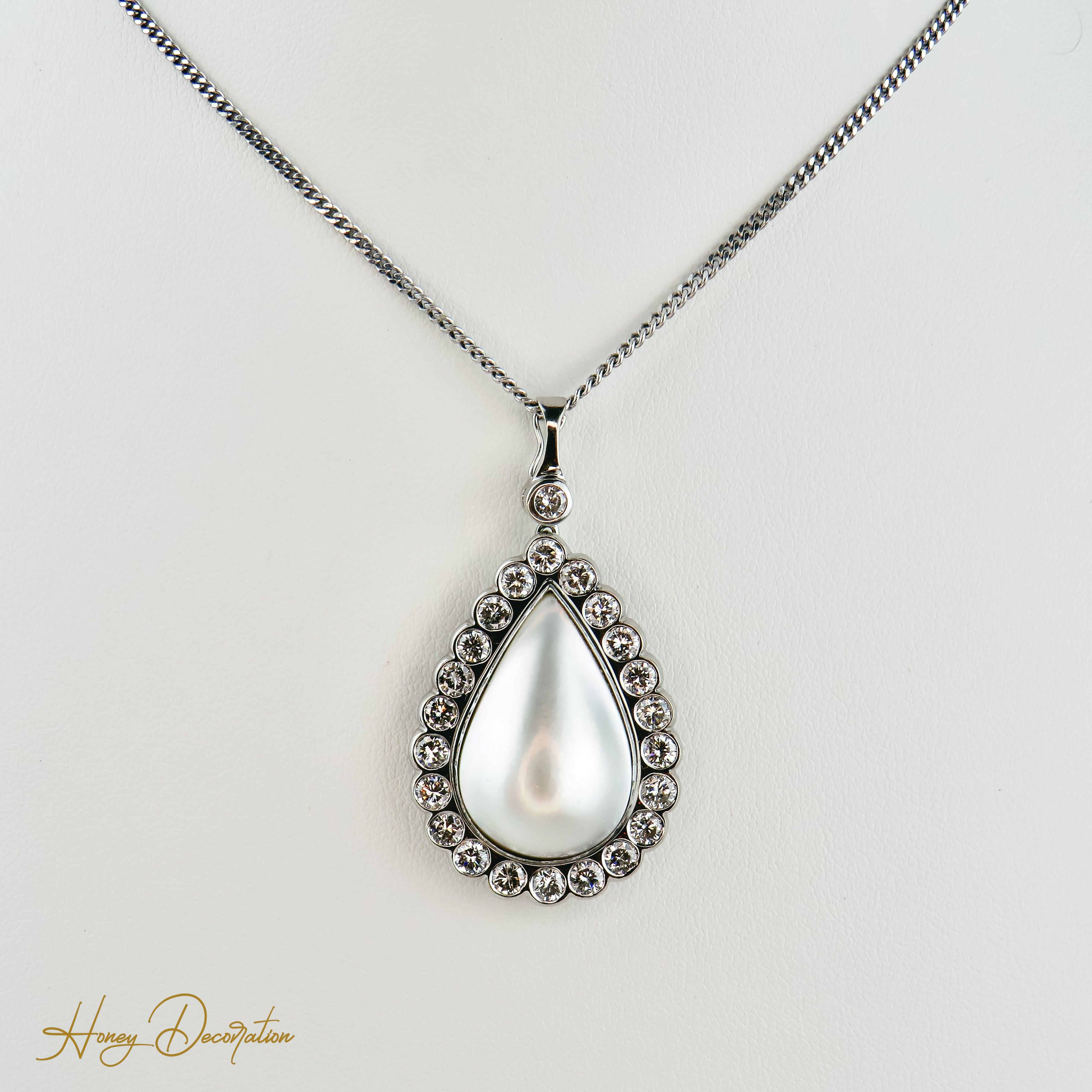 Luxuriöser Weißgold-Anhänger mit Mabé-Perle & Diamanten - Honey Decoration