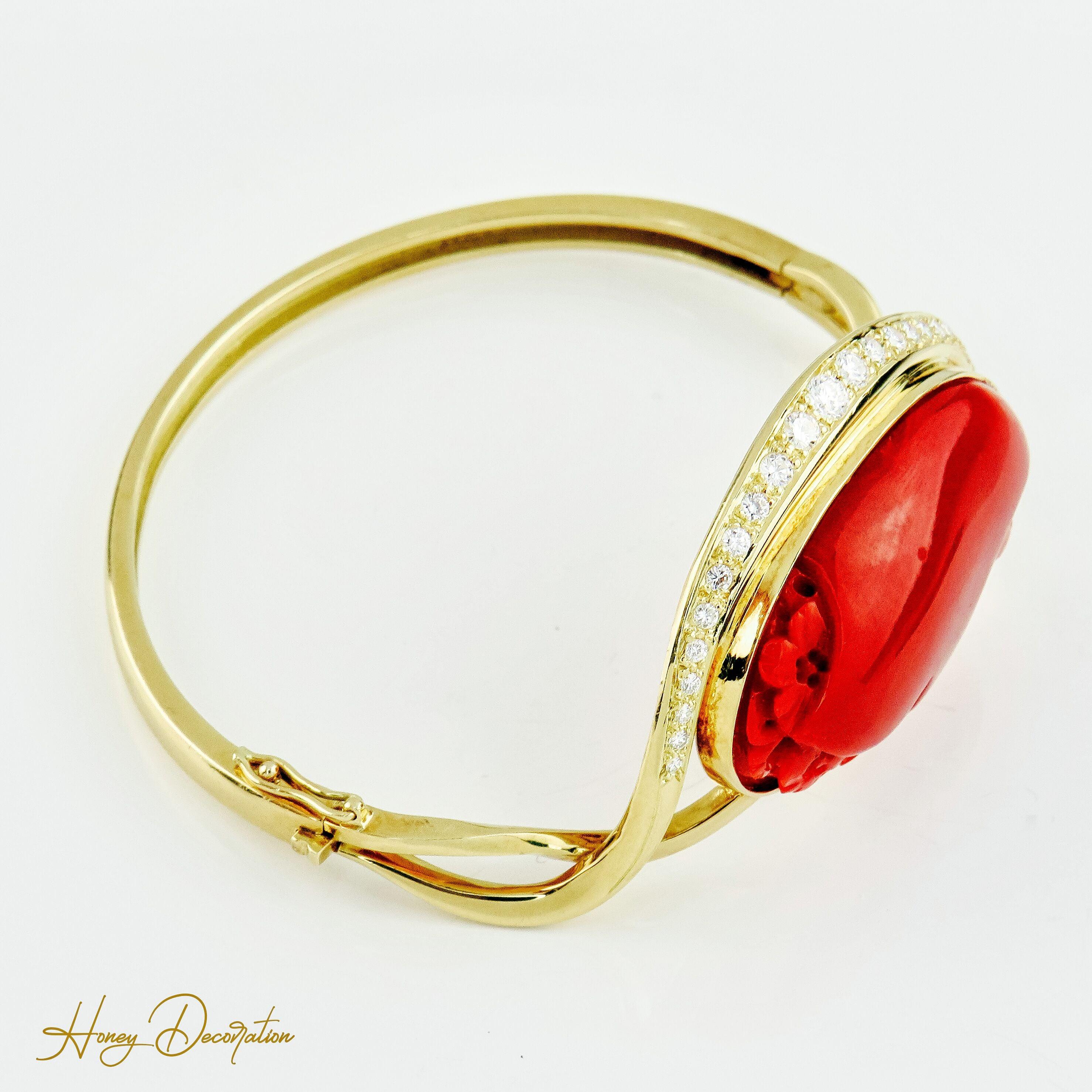 Prächtiger Armreif aus 18 Karat Gelbgold mit geschnitzter Koralle & Brillanten - Honey Decoration