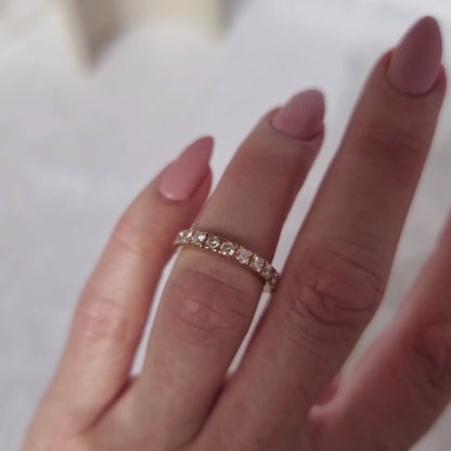 Luxurious memory ring made of 18 karat gold for unforgettable moments