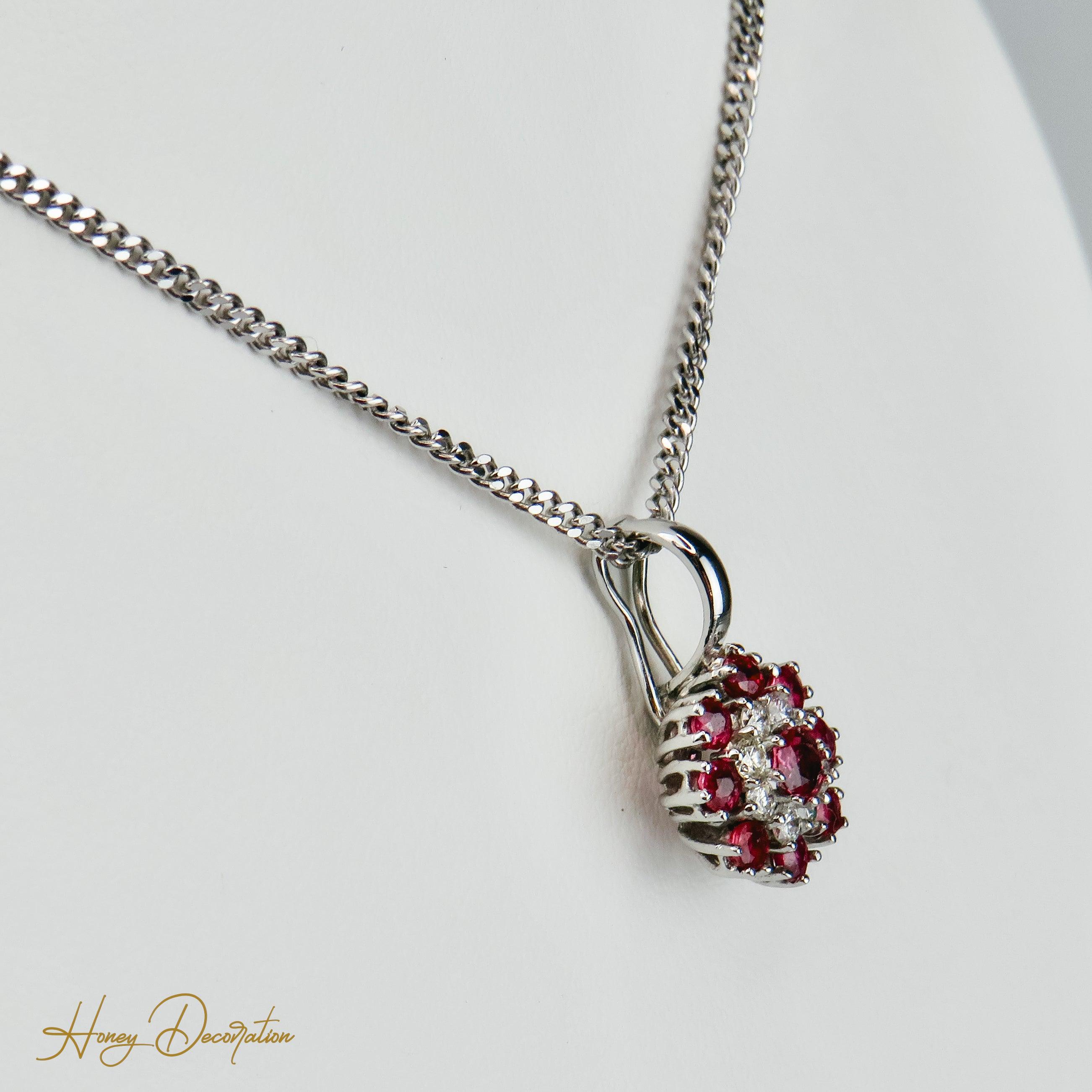 Traumhafter Anhänger aus 14K Weißgold mit Diamanten und Rubinen - Honey Decoration