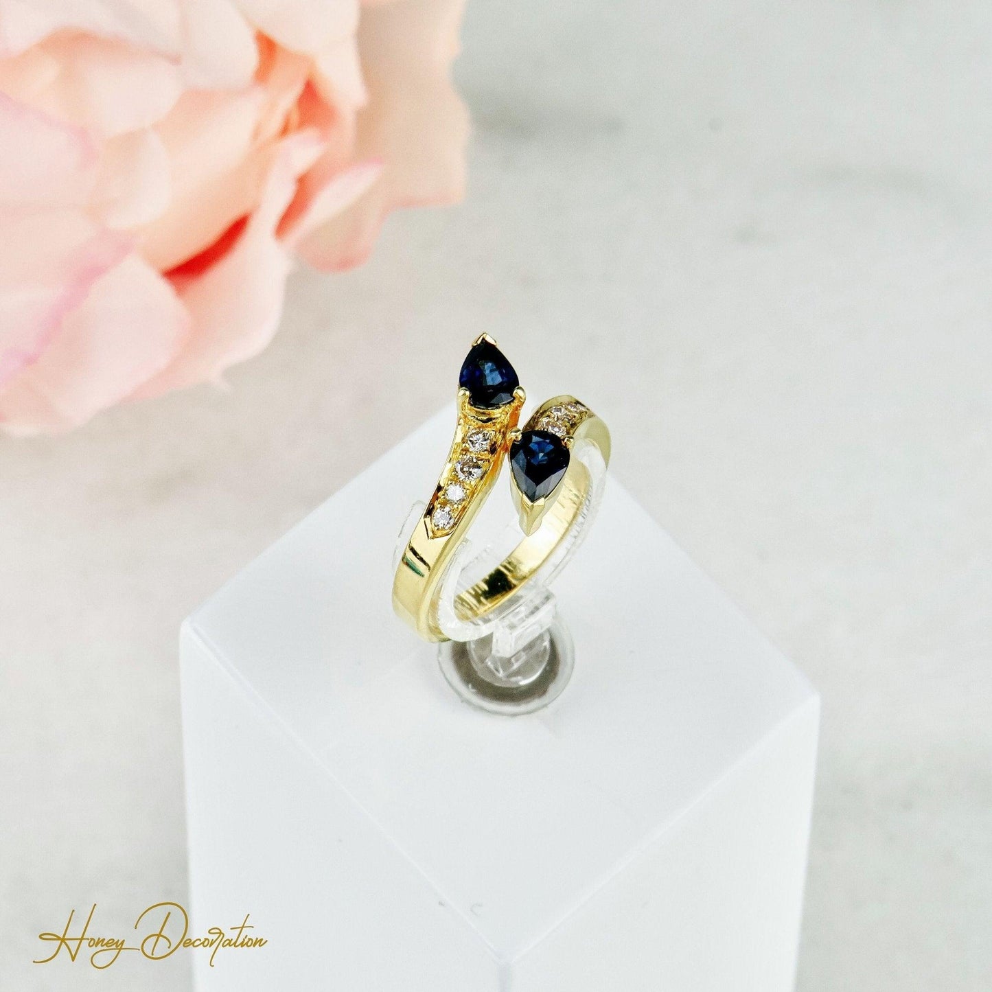 Eleganter Ring aus 18 Karat Gold mit Saphiren & Diamanten - Honey Decoration