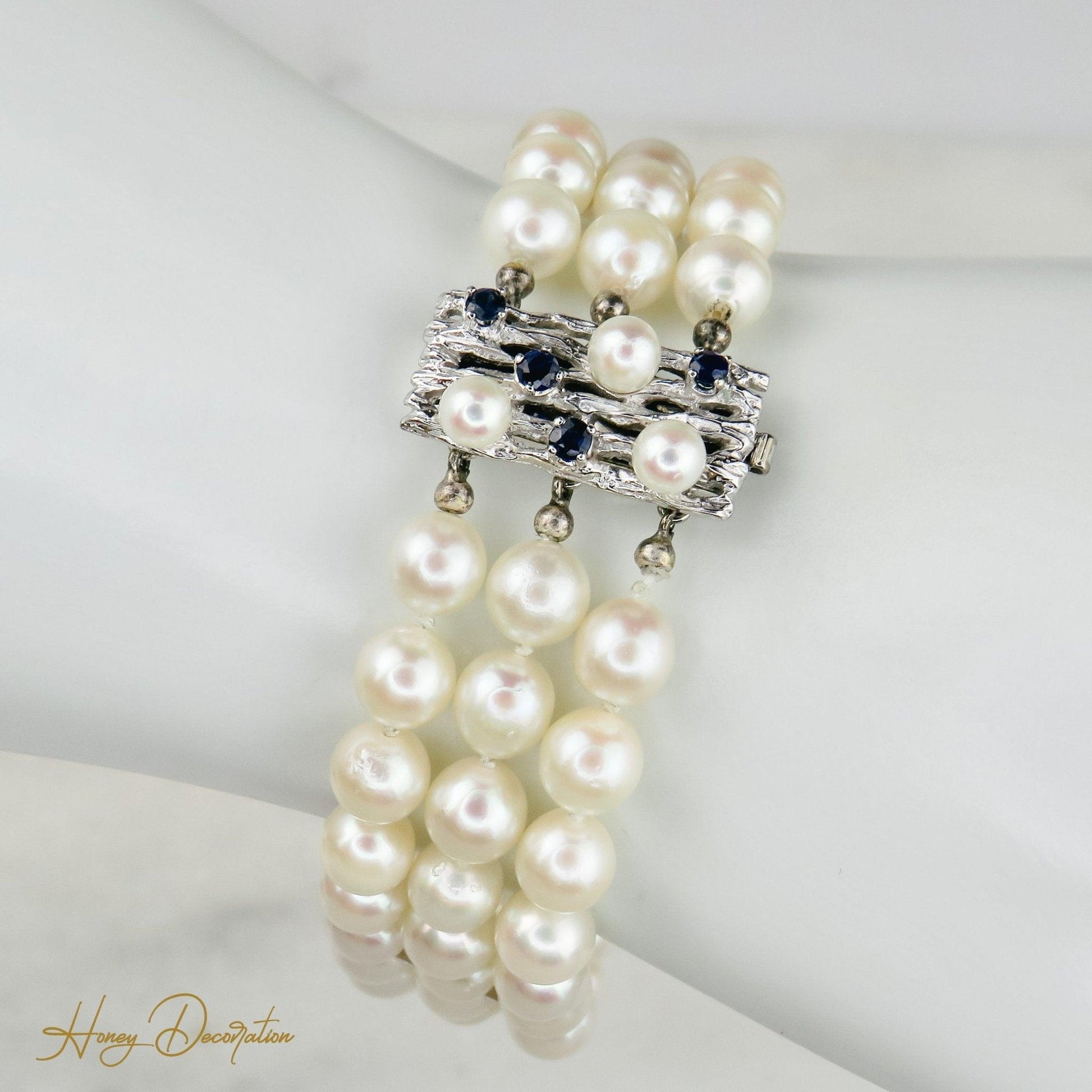 Elegantes dreireihiges Perlenarmband mit Weißgold-Schließe - Honey Decoration
