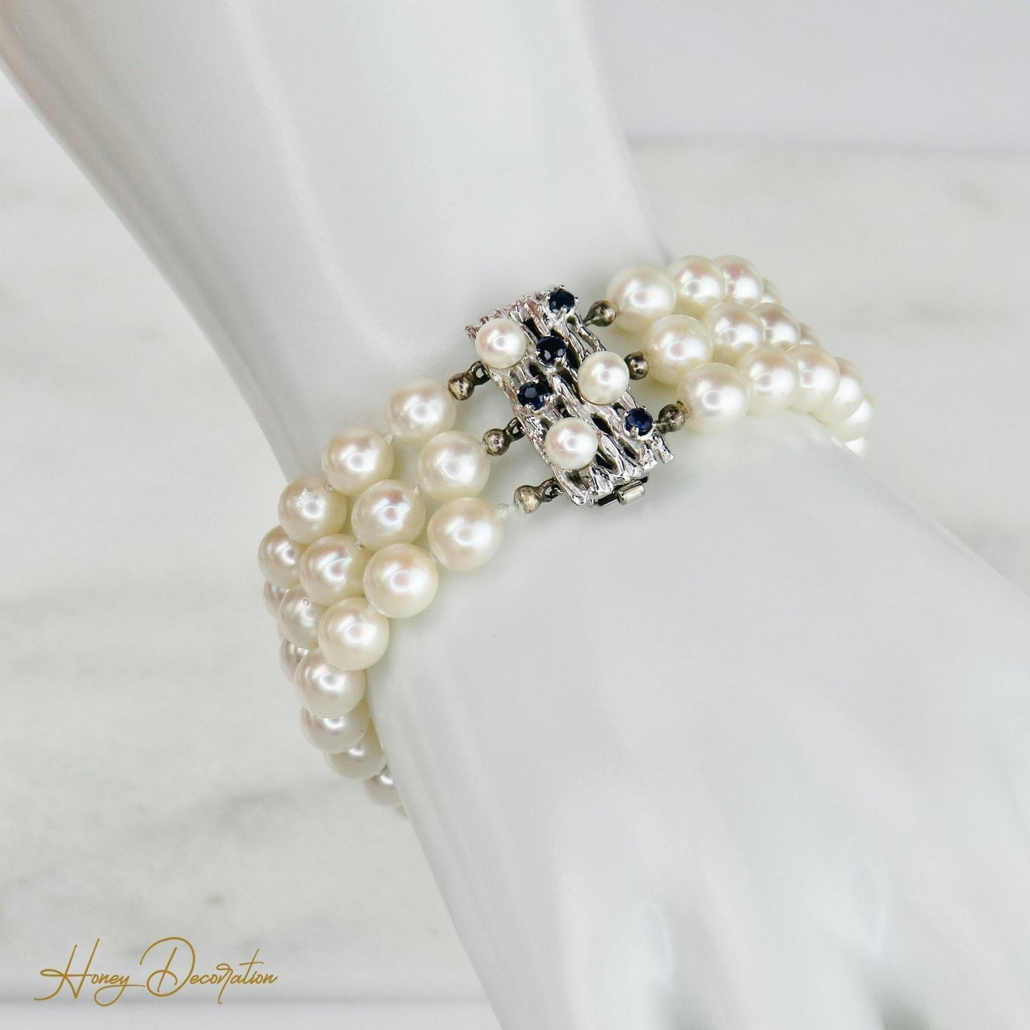 Elegantes dreireihiges Perlenarmband mit Weißgold-Schließe - Honey Decoration