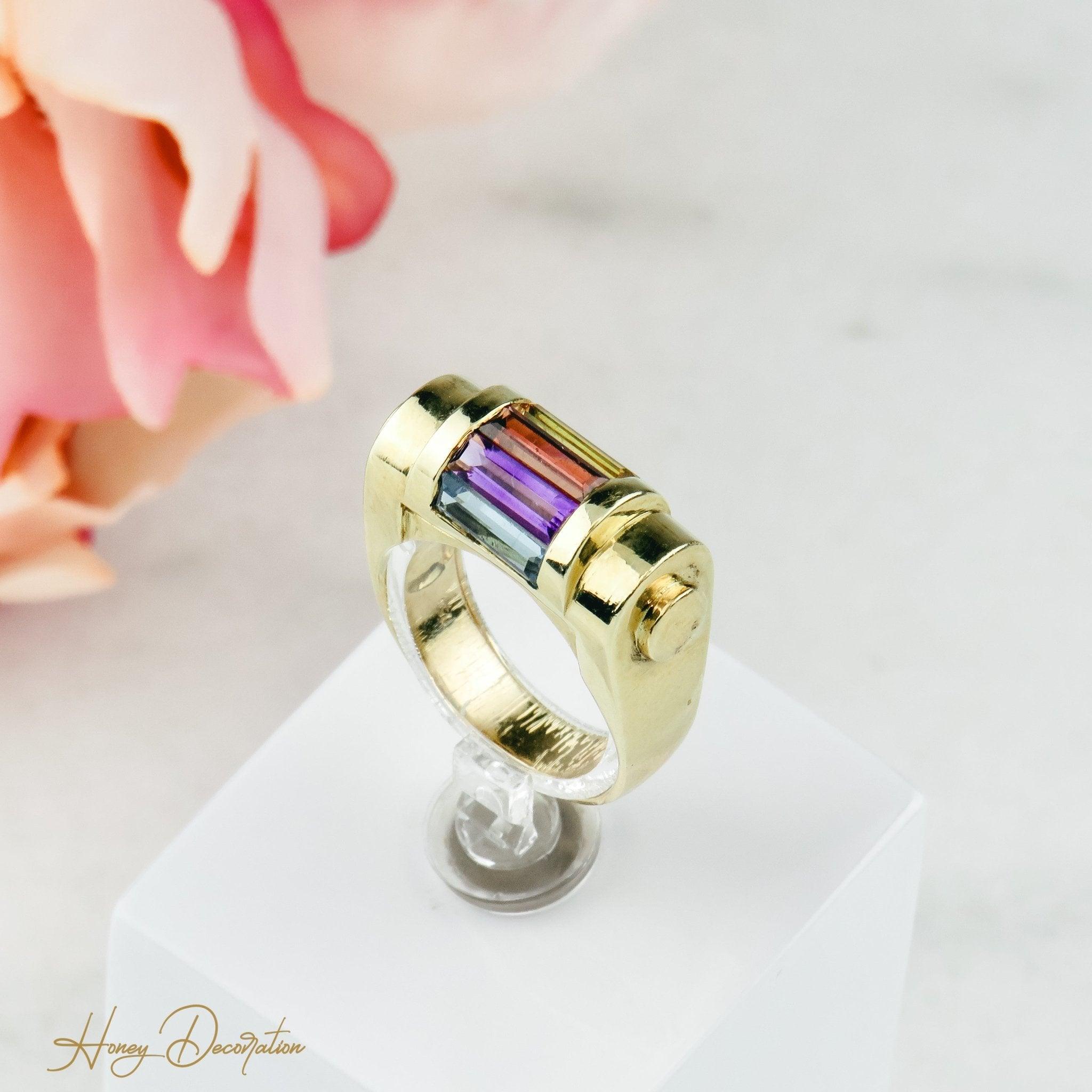 Extravaganter Goldring mit Edelsteinen im Regenbogenlook - Honey Decoration