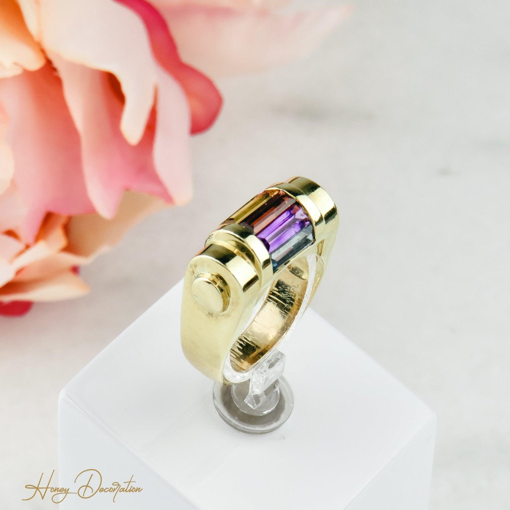 Extravaganter Goldring mit Edelsteinen im Regenbogenlook - Honey Decoration