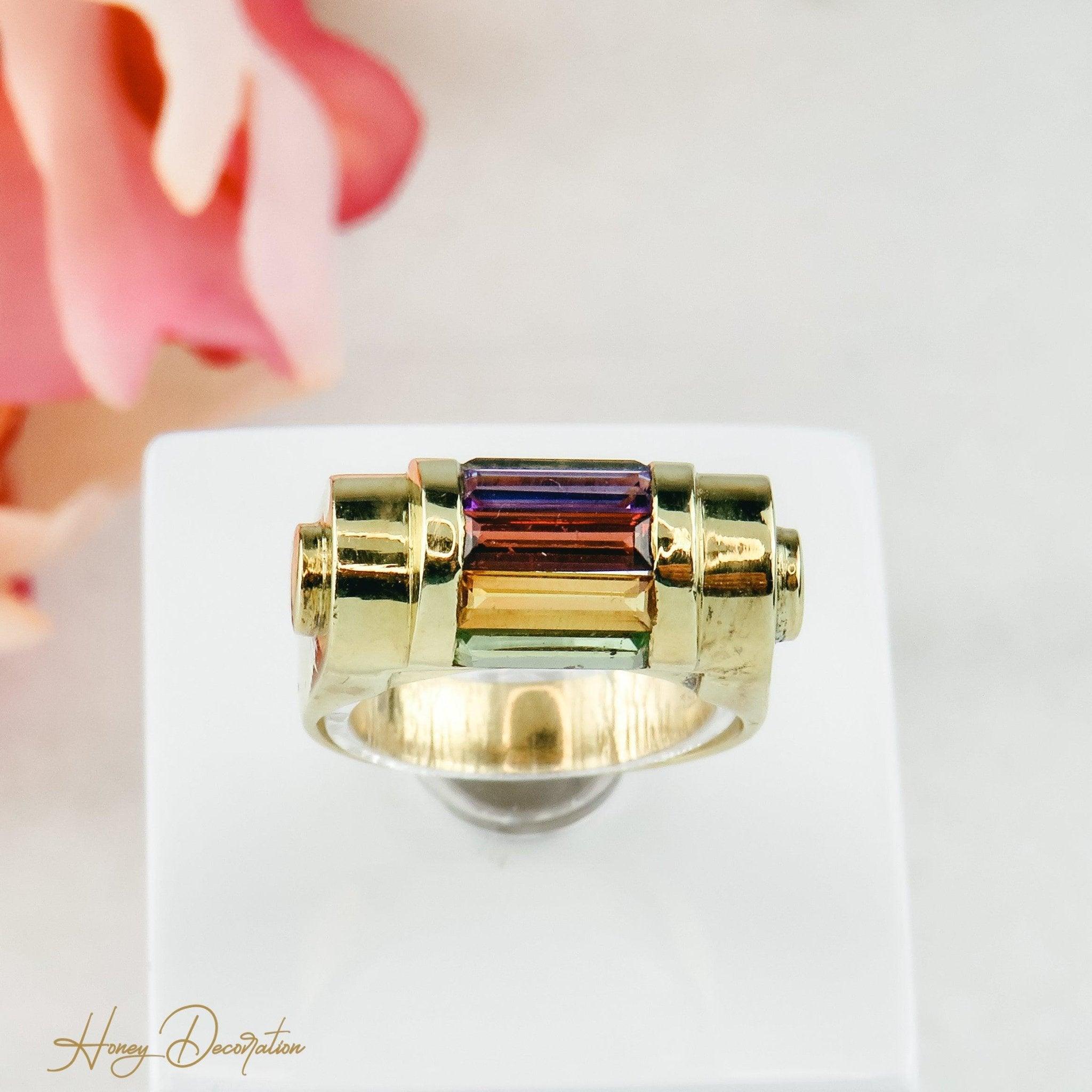 Extravaganter Goldring mit Edelsteinen im Regenbogenlook - Honey Decoration