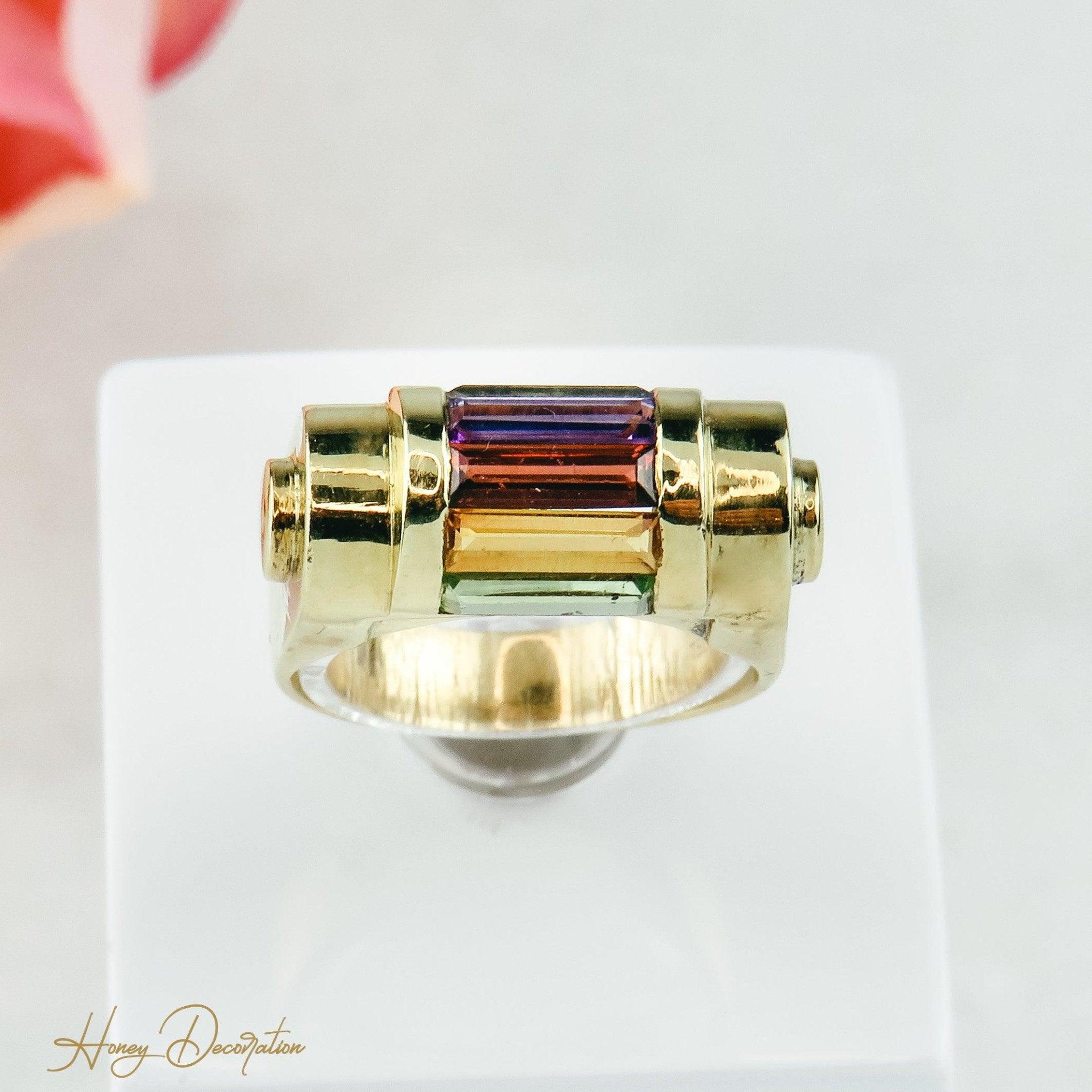 Extravaganter Goldring mit Edelsteinen im Regenbogenlook - Honey Decoration