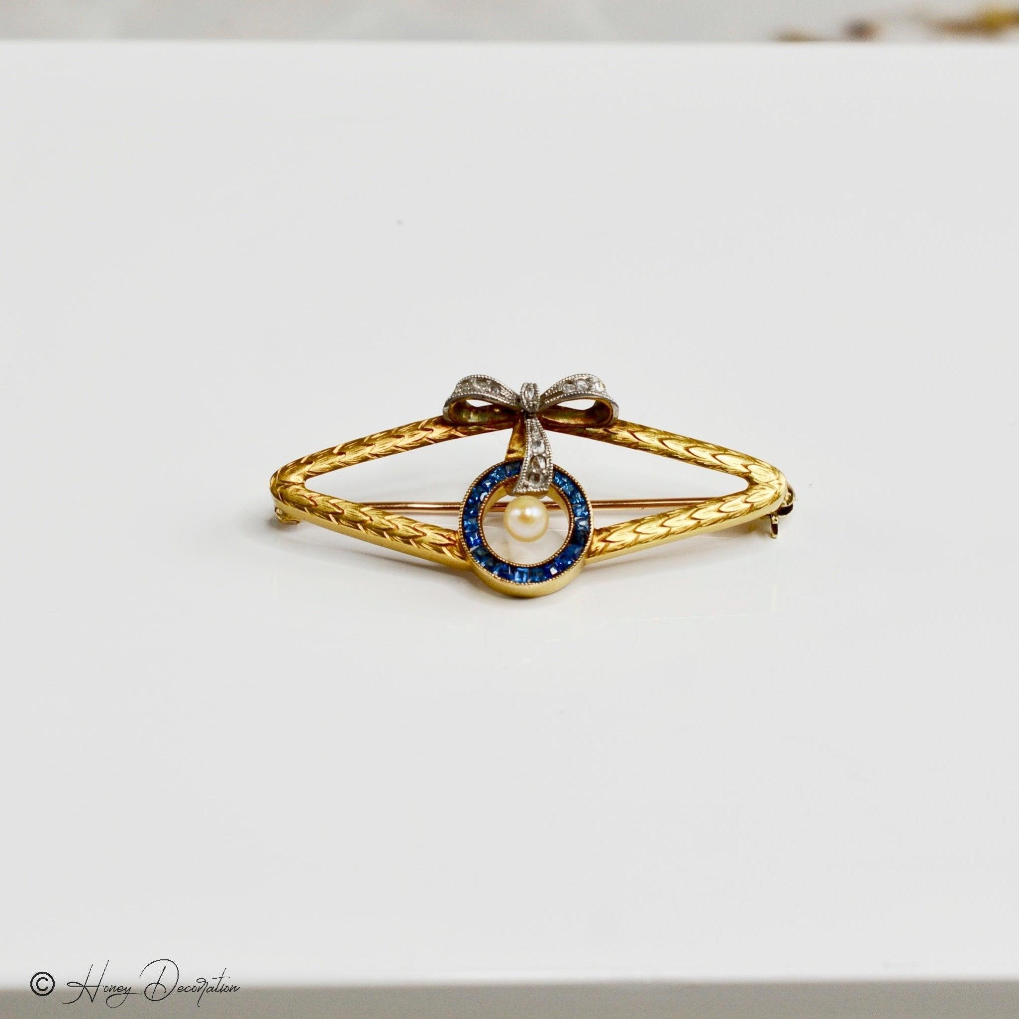 Goldbrosche besetzt mit Perle Brillanten und Saphiren - Honey Decoration