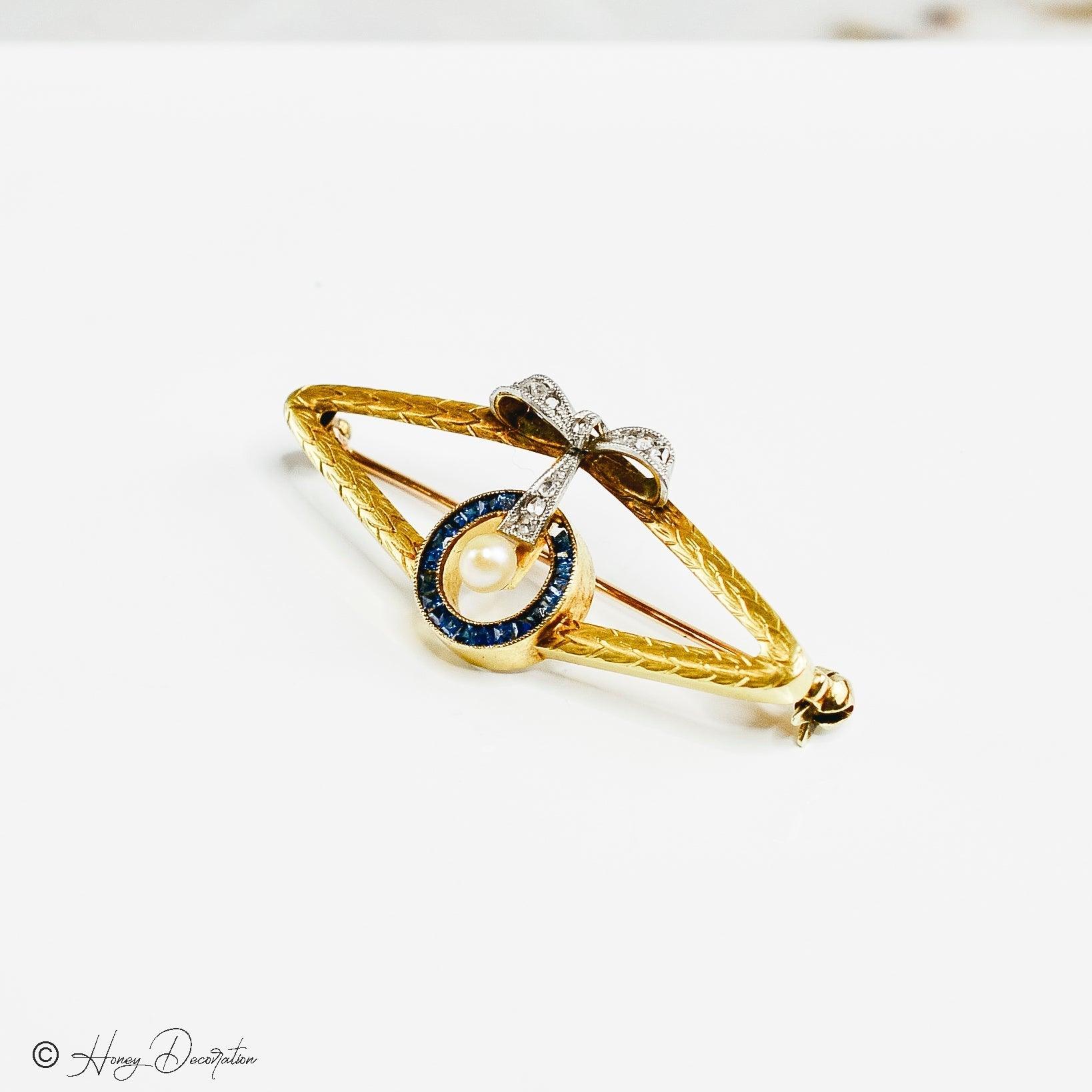 Goldbrosche besetzt mit Perle Brillanten und Saphiren - Honey Decoration
