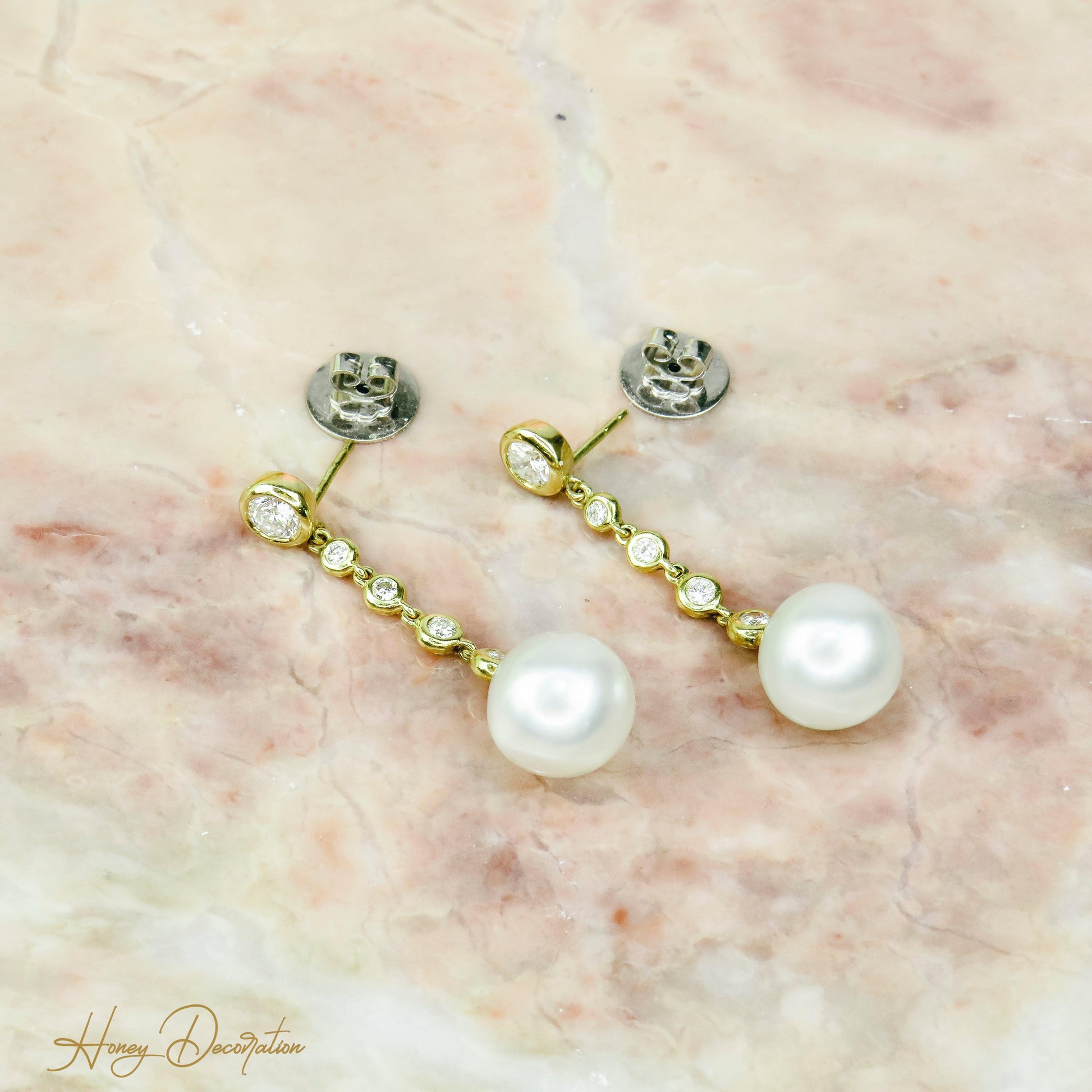 Goldohrhänger mit Perlen und Brillanten - Honey Decoration