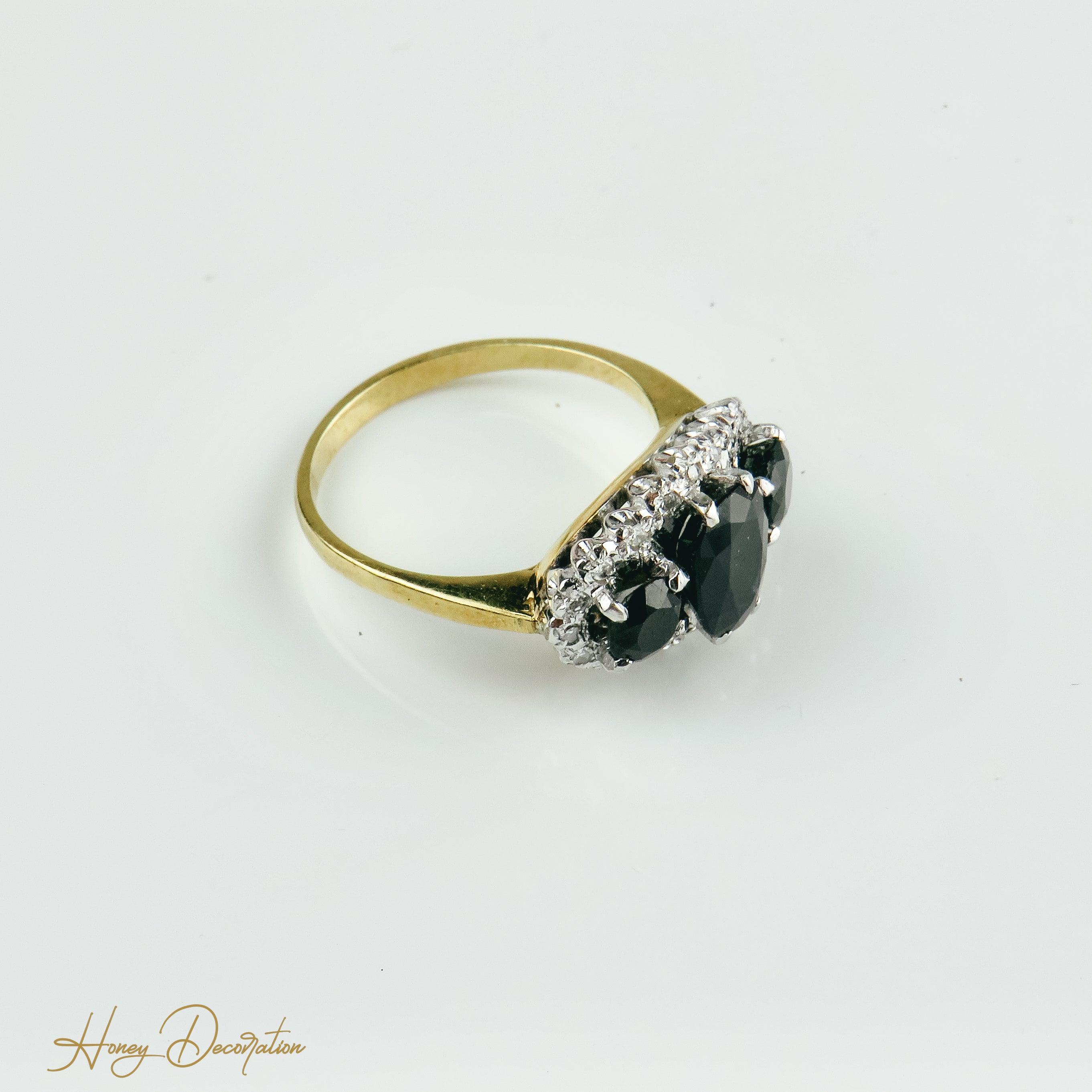 Goldring mit Saphiren und Brillanten - Honey Decoration