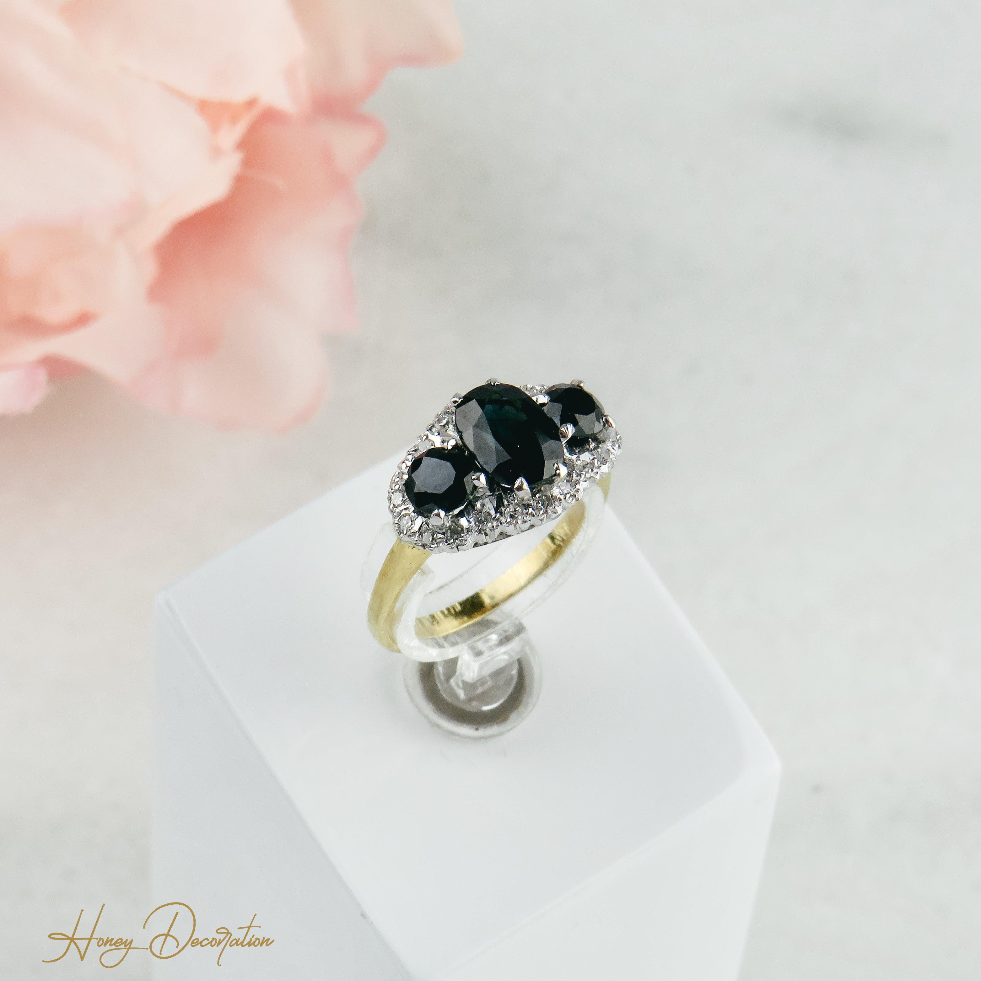 Goldring mit Saphiren und Brillanten - Honey Decoration