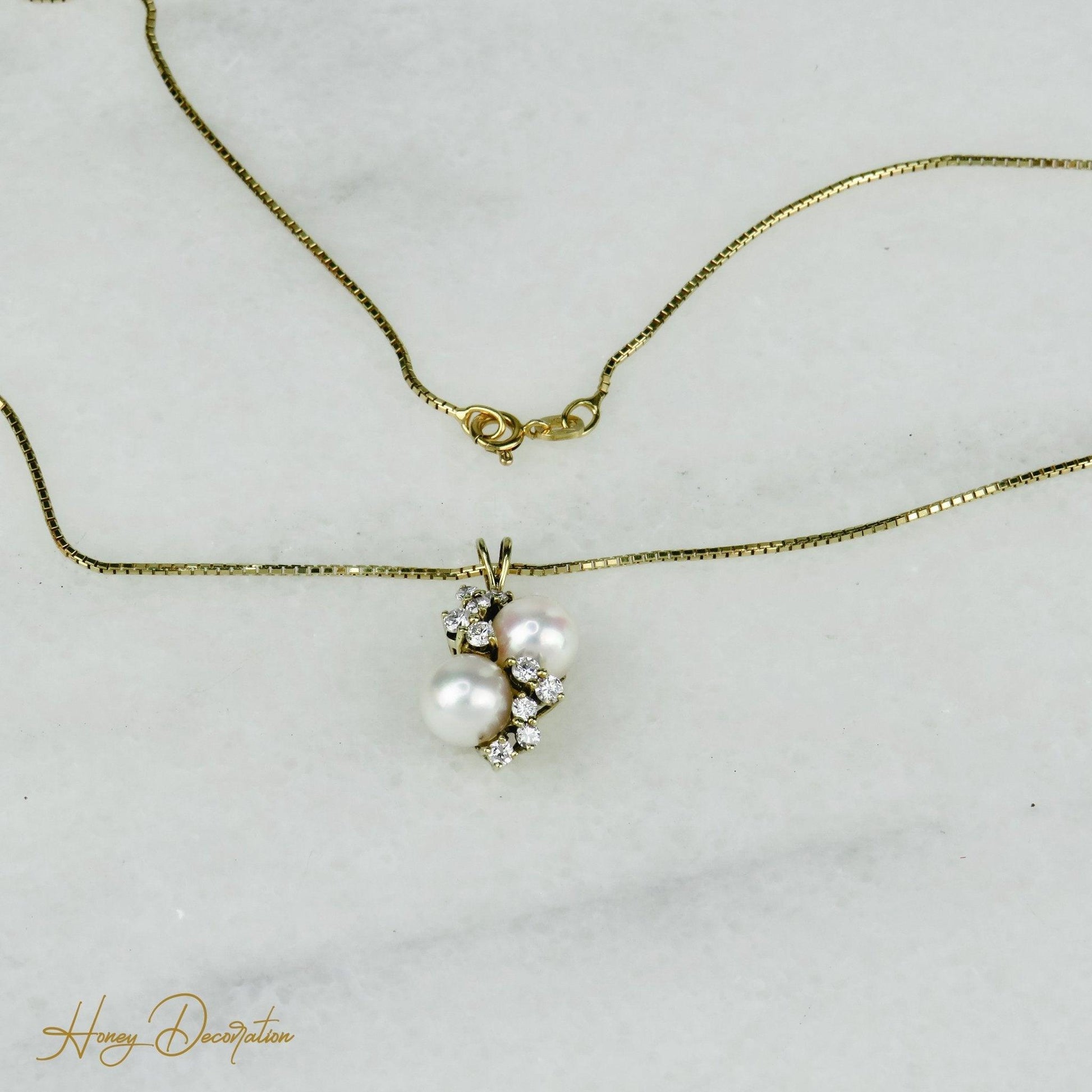 Halsketten-Anhänger mit Perlen und Brillanten - Honey Decoration