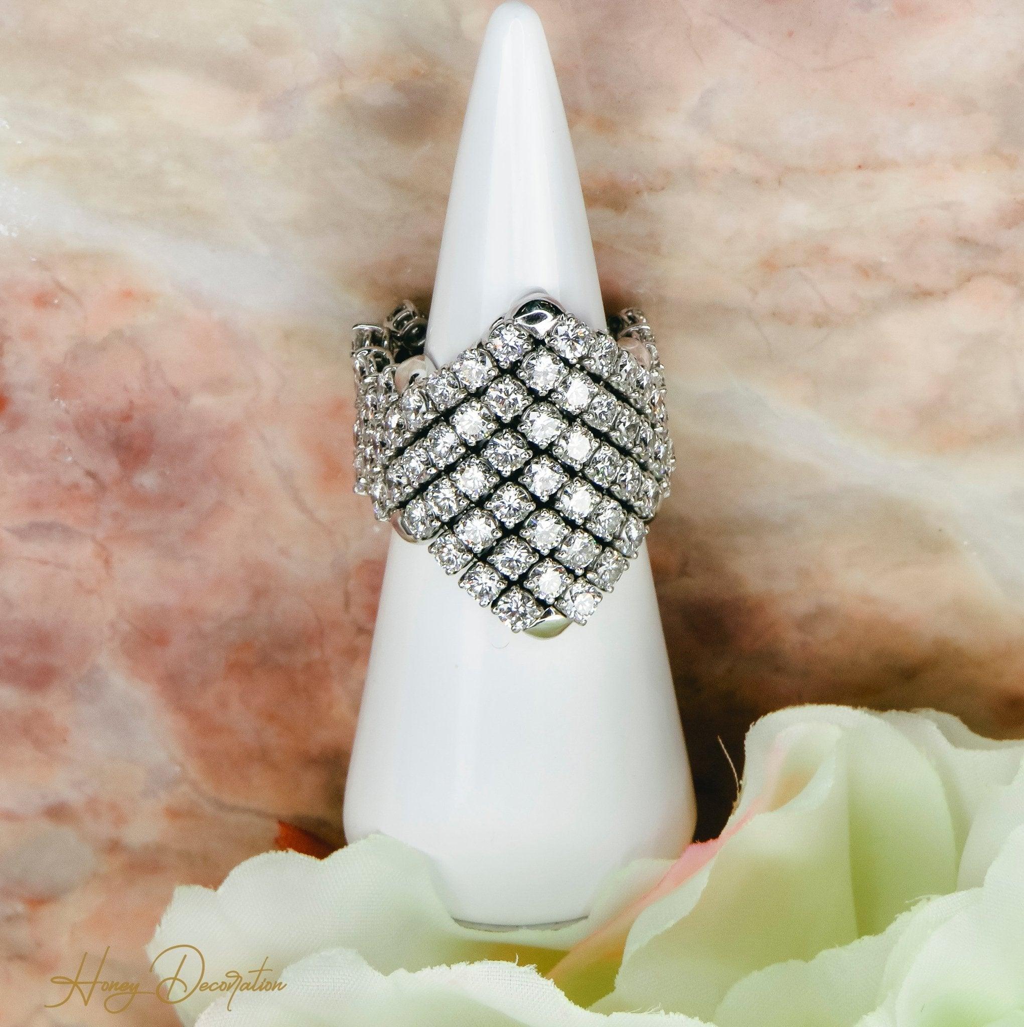 Luxuriöser & ausgefallener Weißgoldring mit Brillanten - Honey Decoration