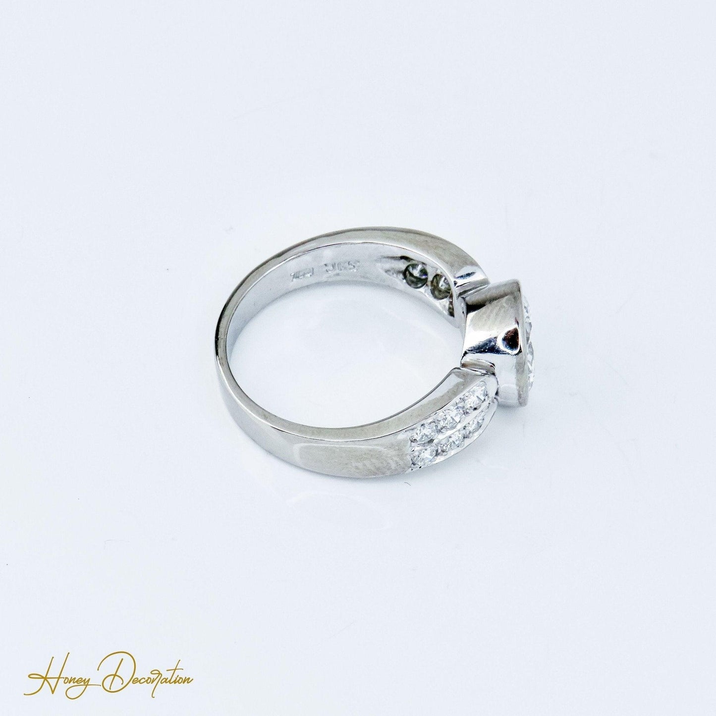 Luxuriöser Halo-Ring aus Weißgold mit großem Solitär - Honey Decoration