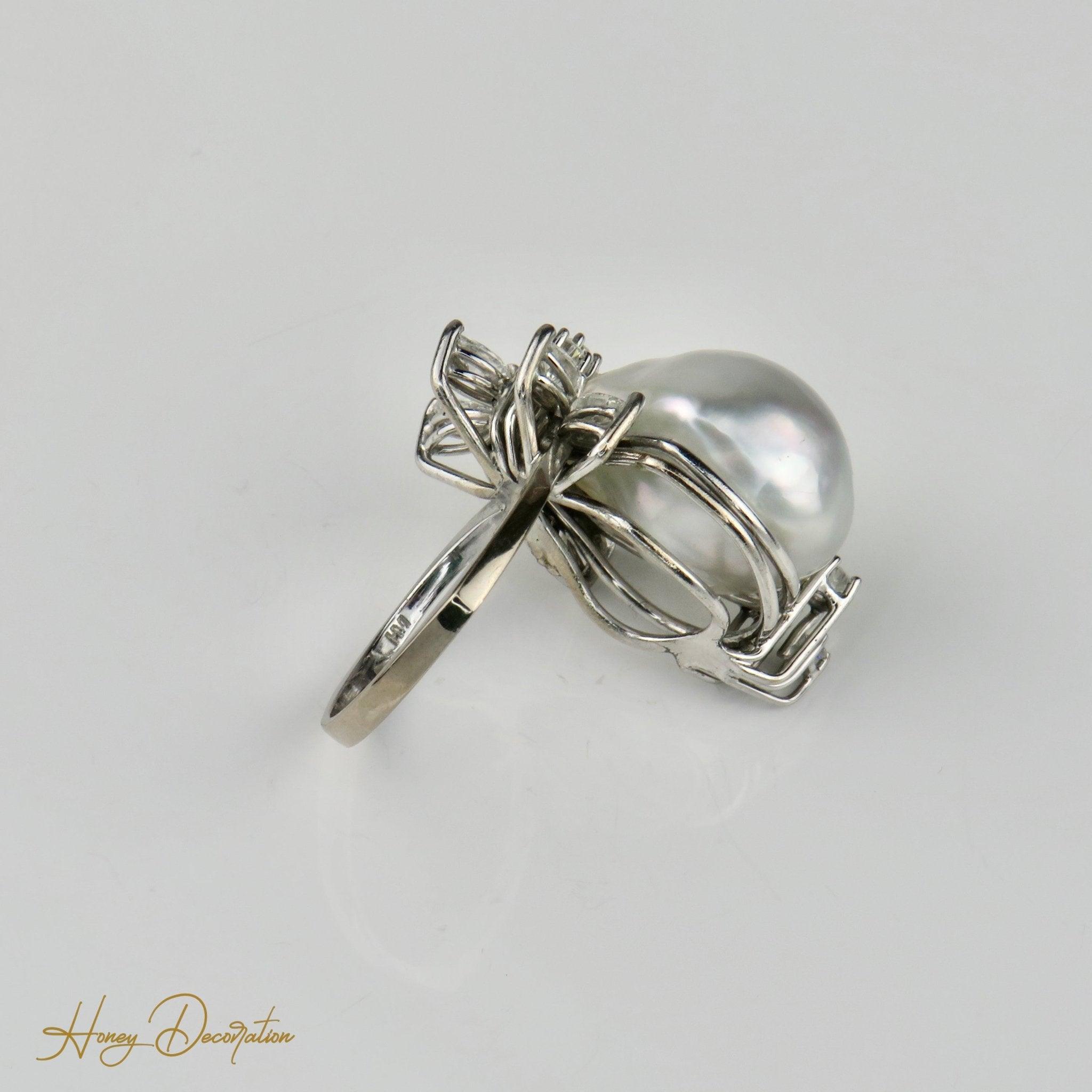 Luxuriöser Weißgold-Ring mit Barockperle & Brillanten - Honey Decoration