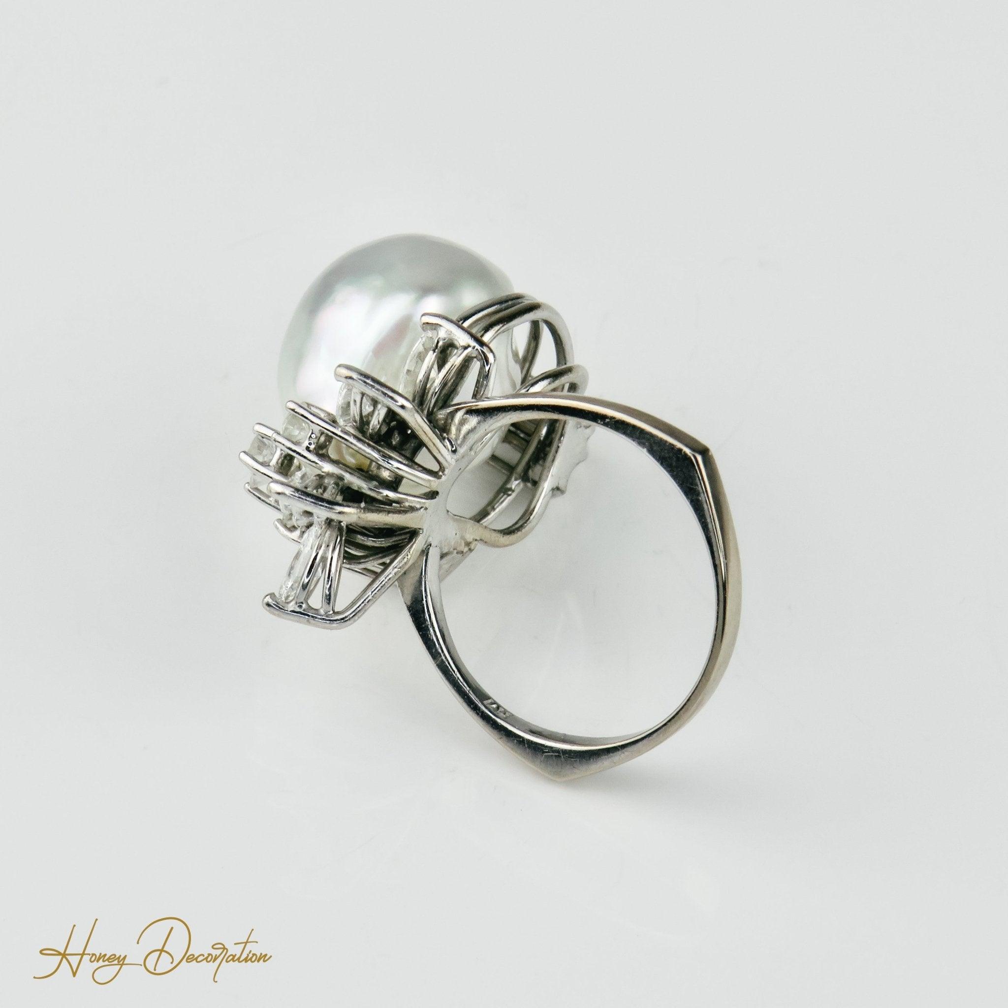 Luxuriöser Weißgold-Ring mit Barockperle & Brillanten - Honey Decoration