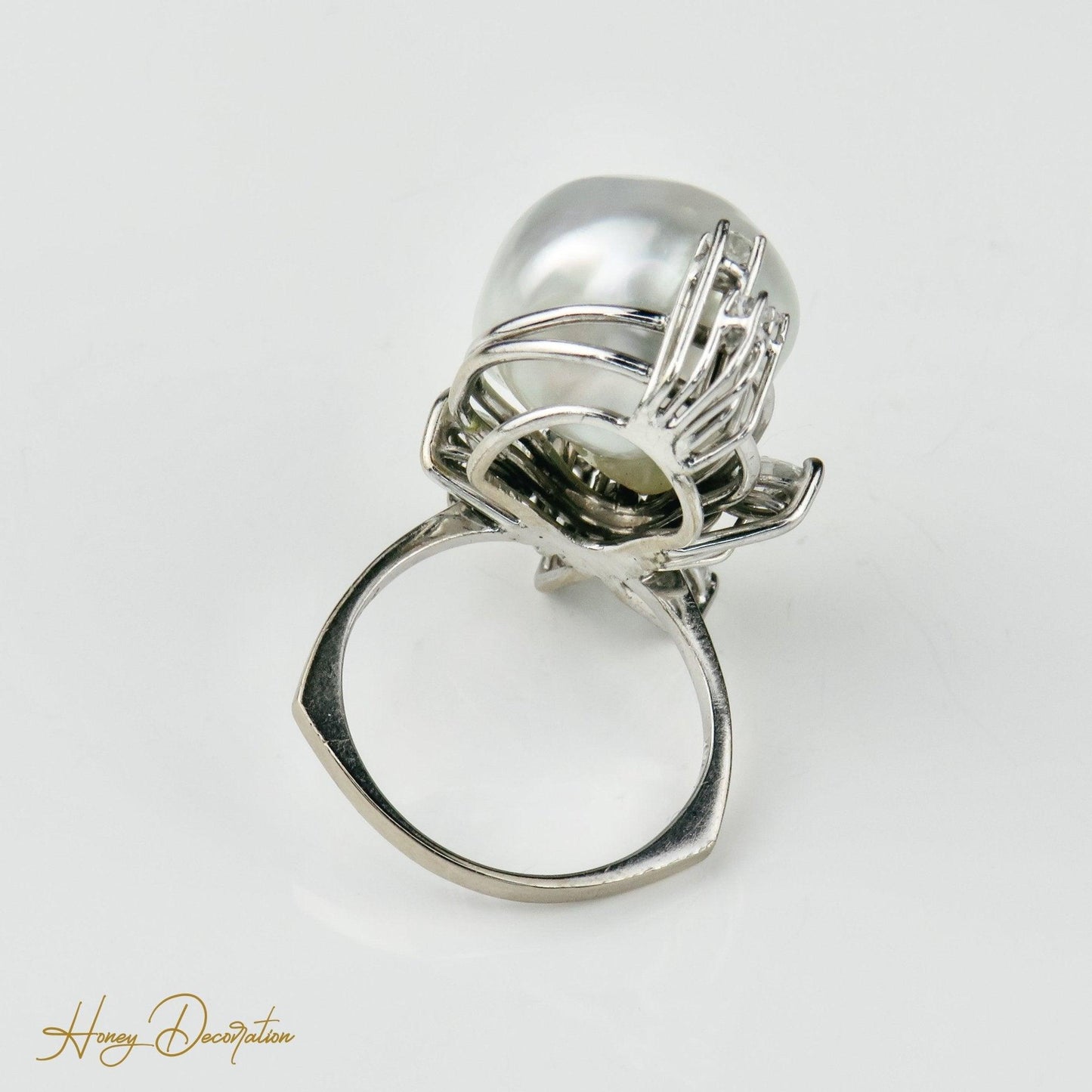 Luxuriöser Weißgold-Ring mit Barockperle & Brillanten - Honey Decoration