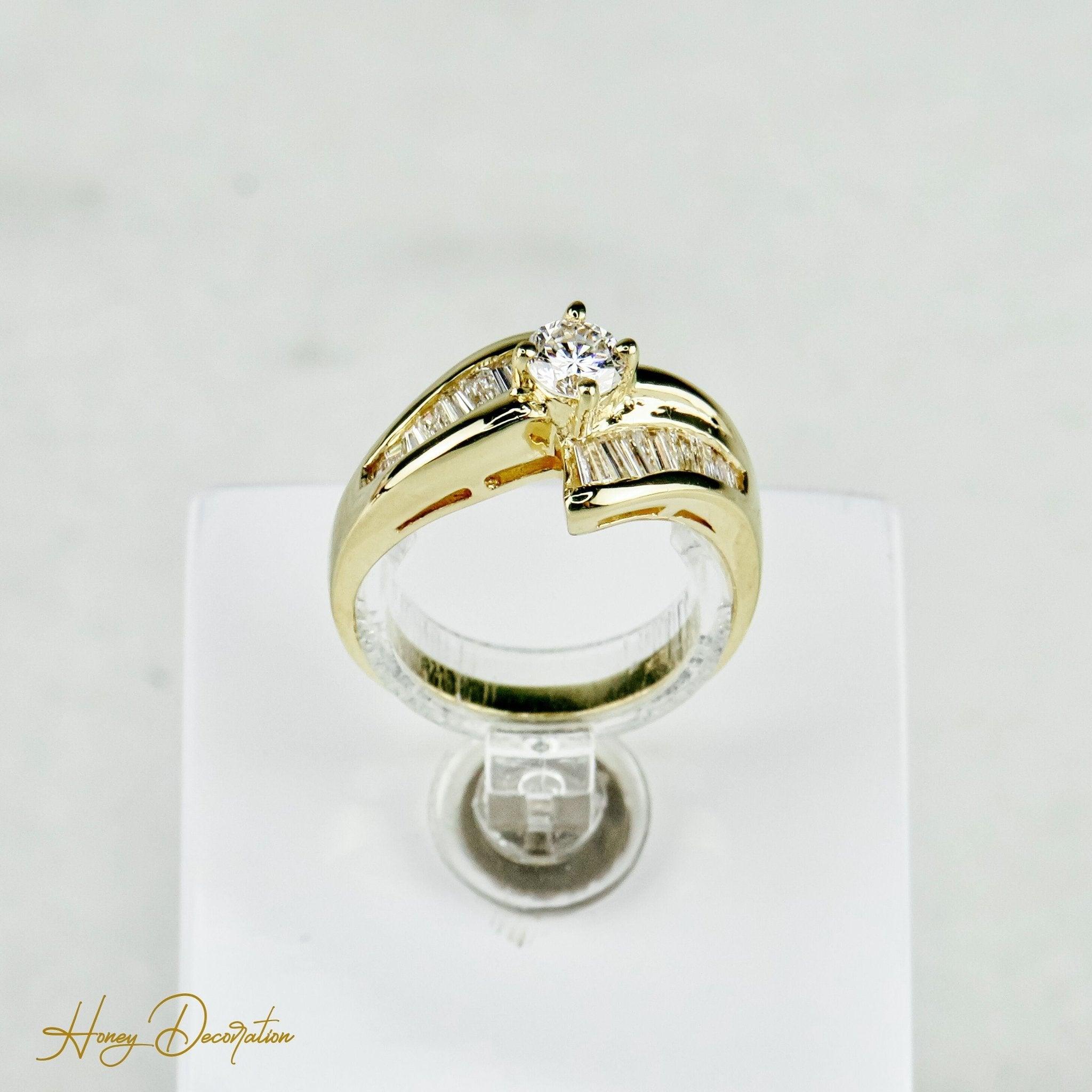 Prächtiger 18 Karat Ring mit Diamanten - Honey Decoration