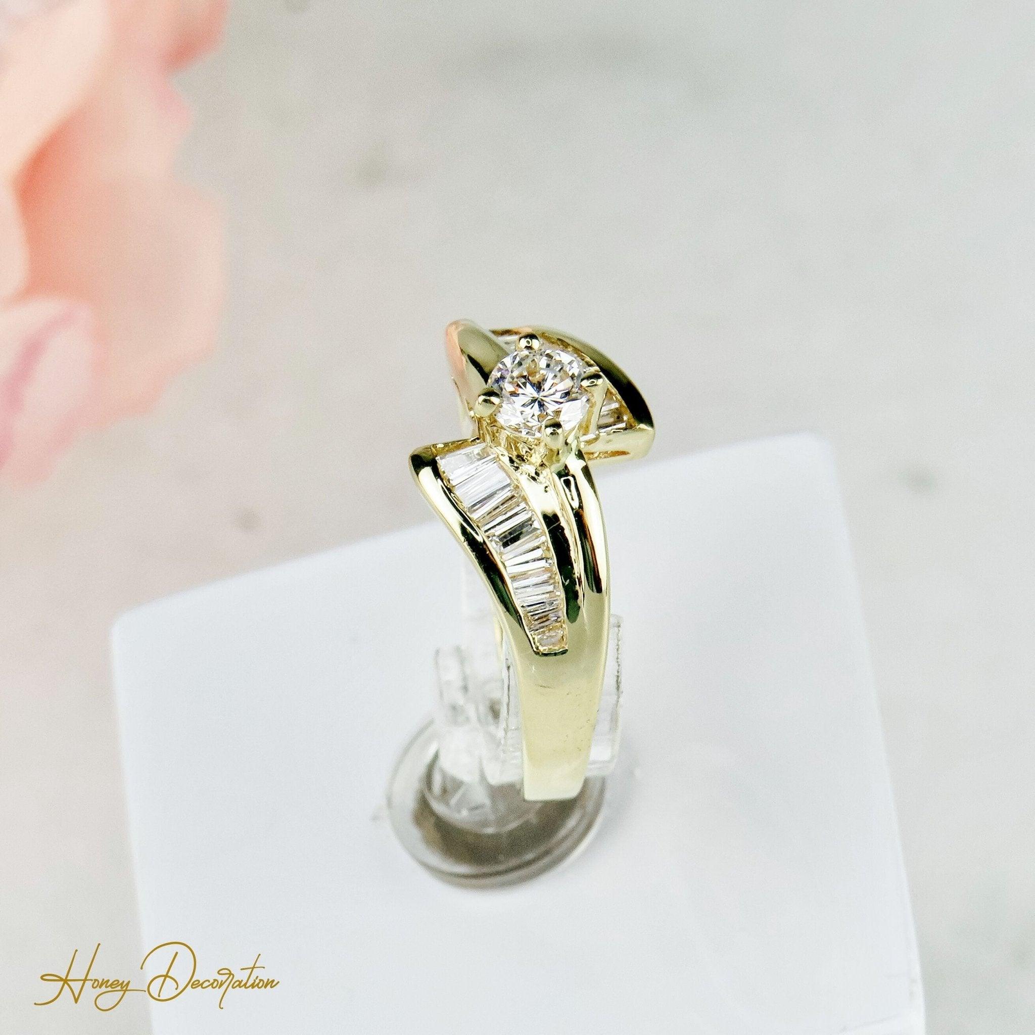 Prächtiger 18 Karat Ring mit Diamanten - Honey Decoration