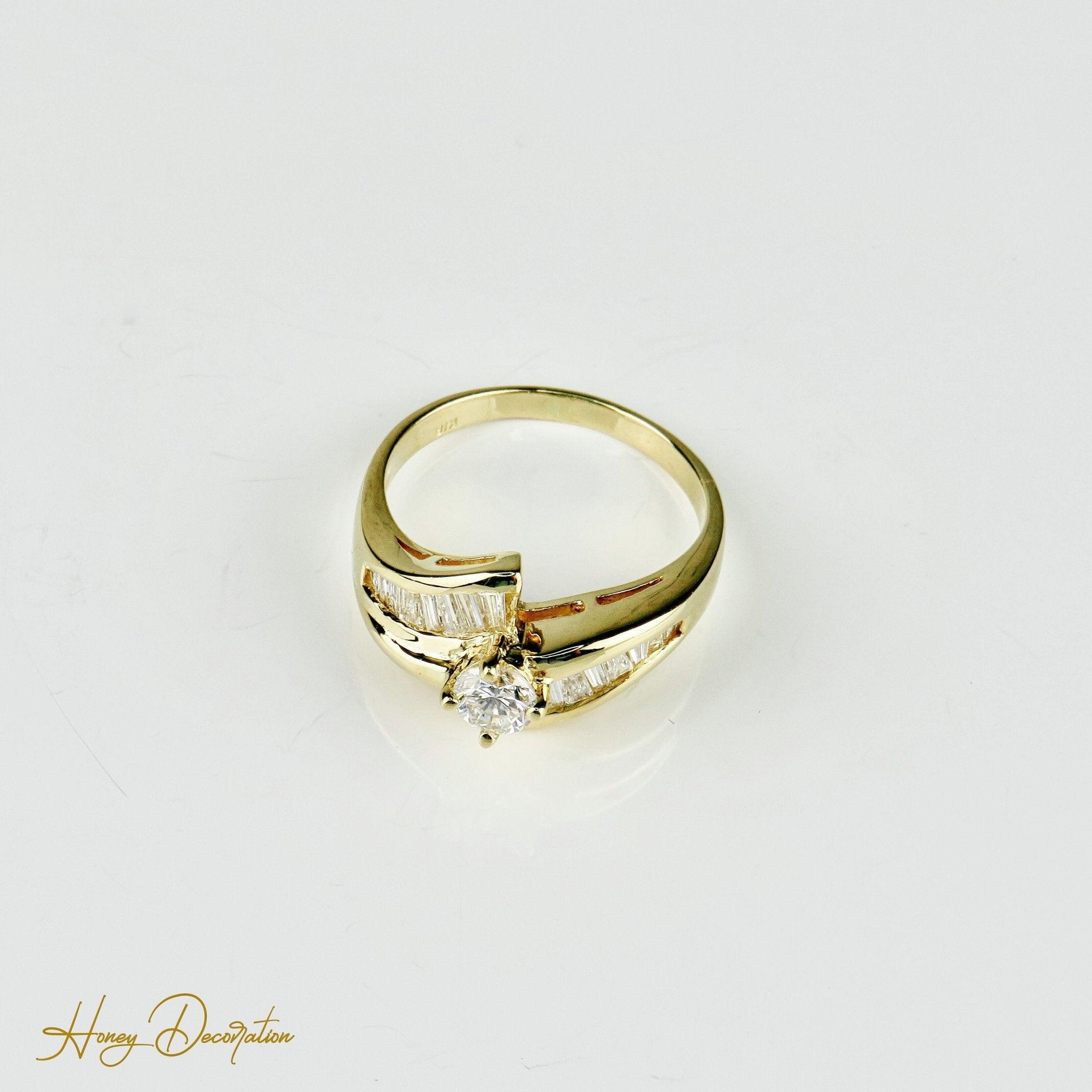Prächtiger 18 Karat Ring mit Diamanten - Honey Decoration